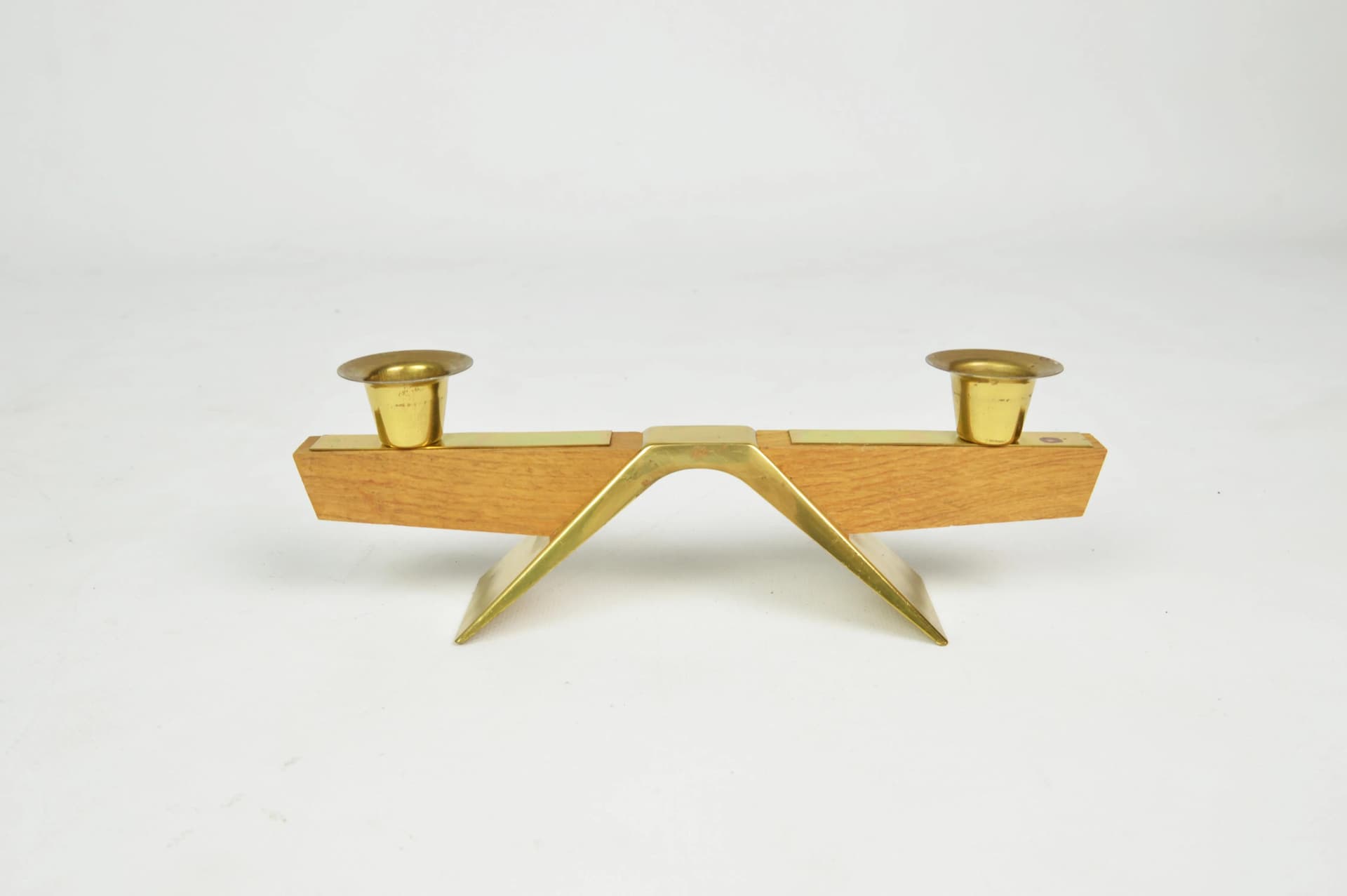 Świecznik, drewno jasnobrązowe, mosiądz, Polska, lata 70. - 86574