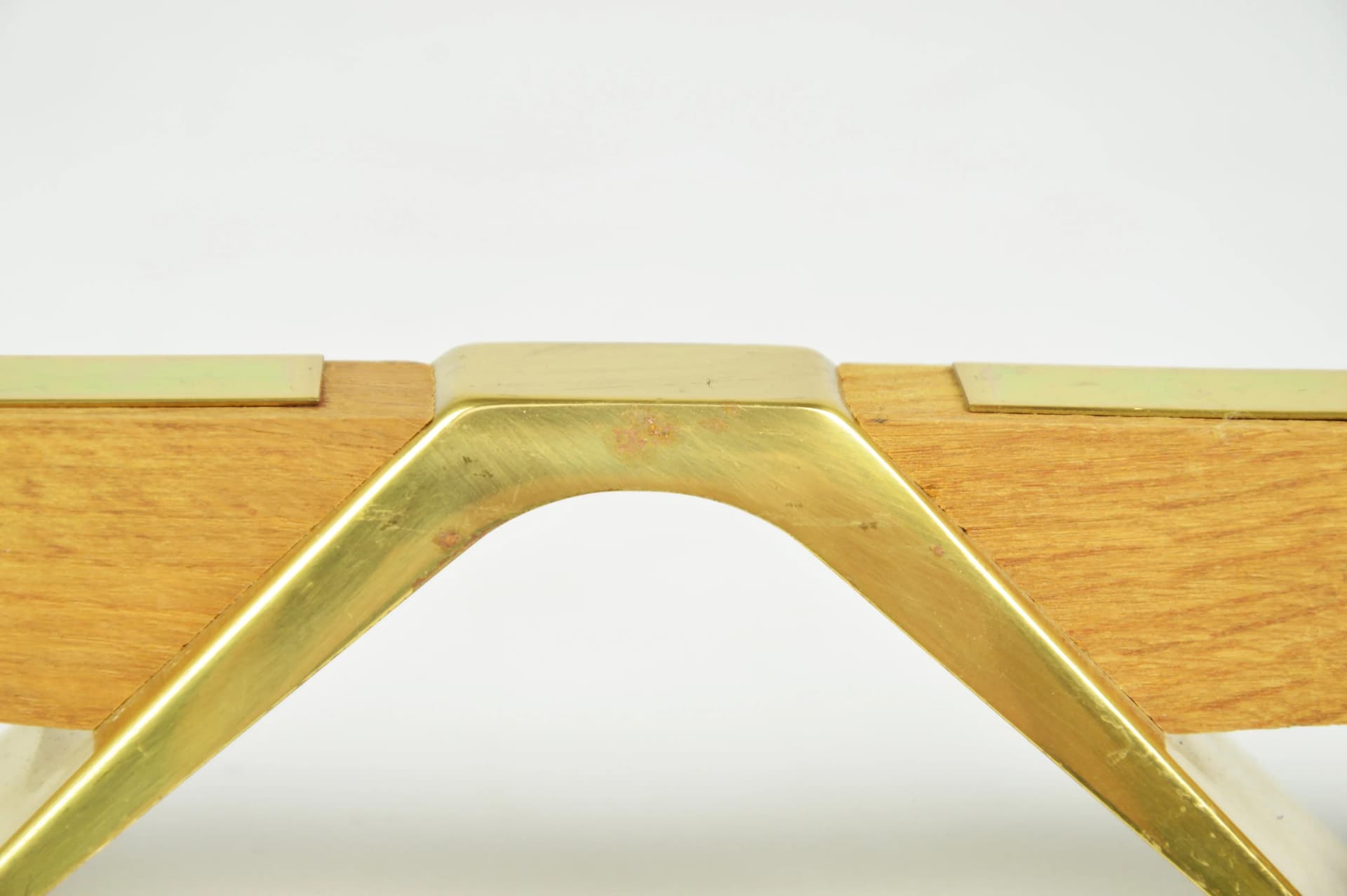 Świecznik, drewno jasnobrązowe, mosiądz, Polska, lata 70. - 86572