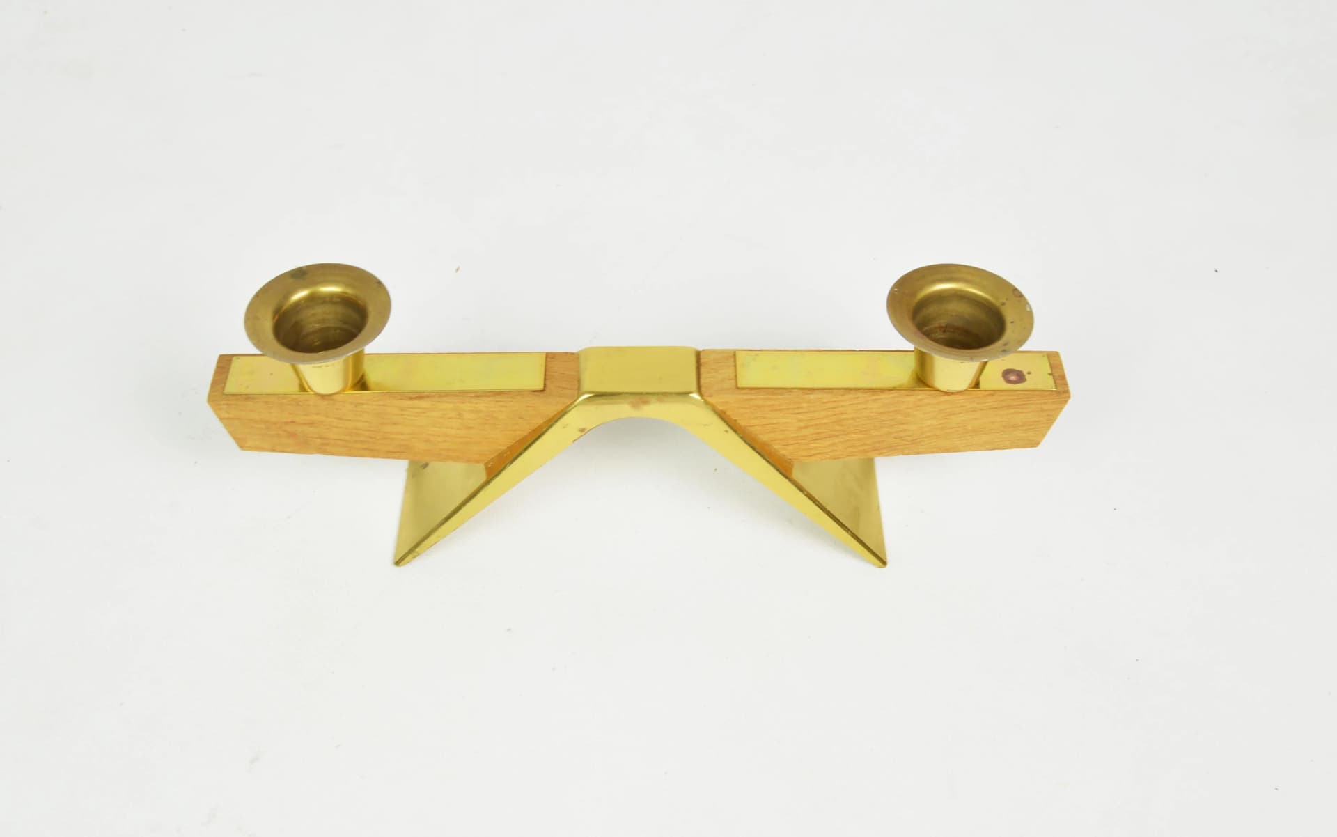 Świecznik, drewno jasnobrązowe, mosiądz, Polska, lata 70. - 86573