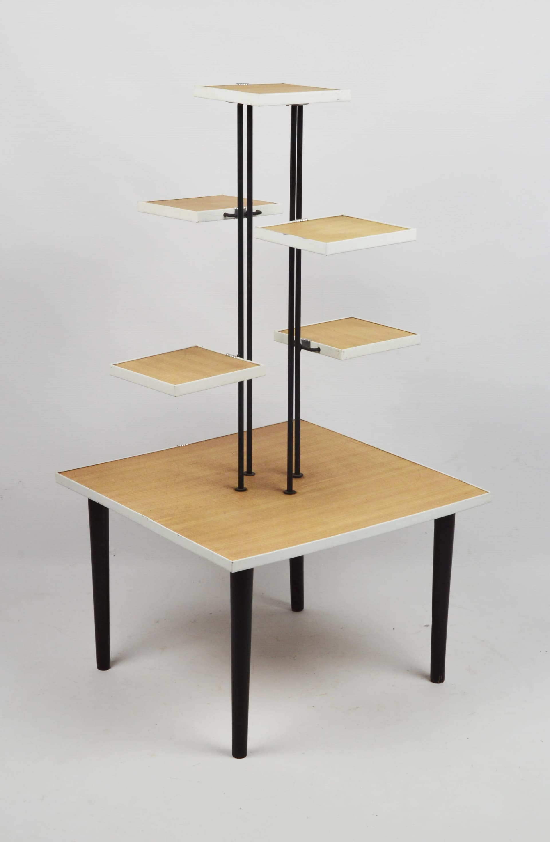 Kwietnik, brązowy, drewno, metal czarny, tworzywo sztuczne biały, Polska, lata 80. - 86424