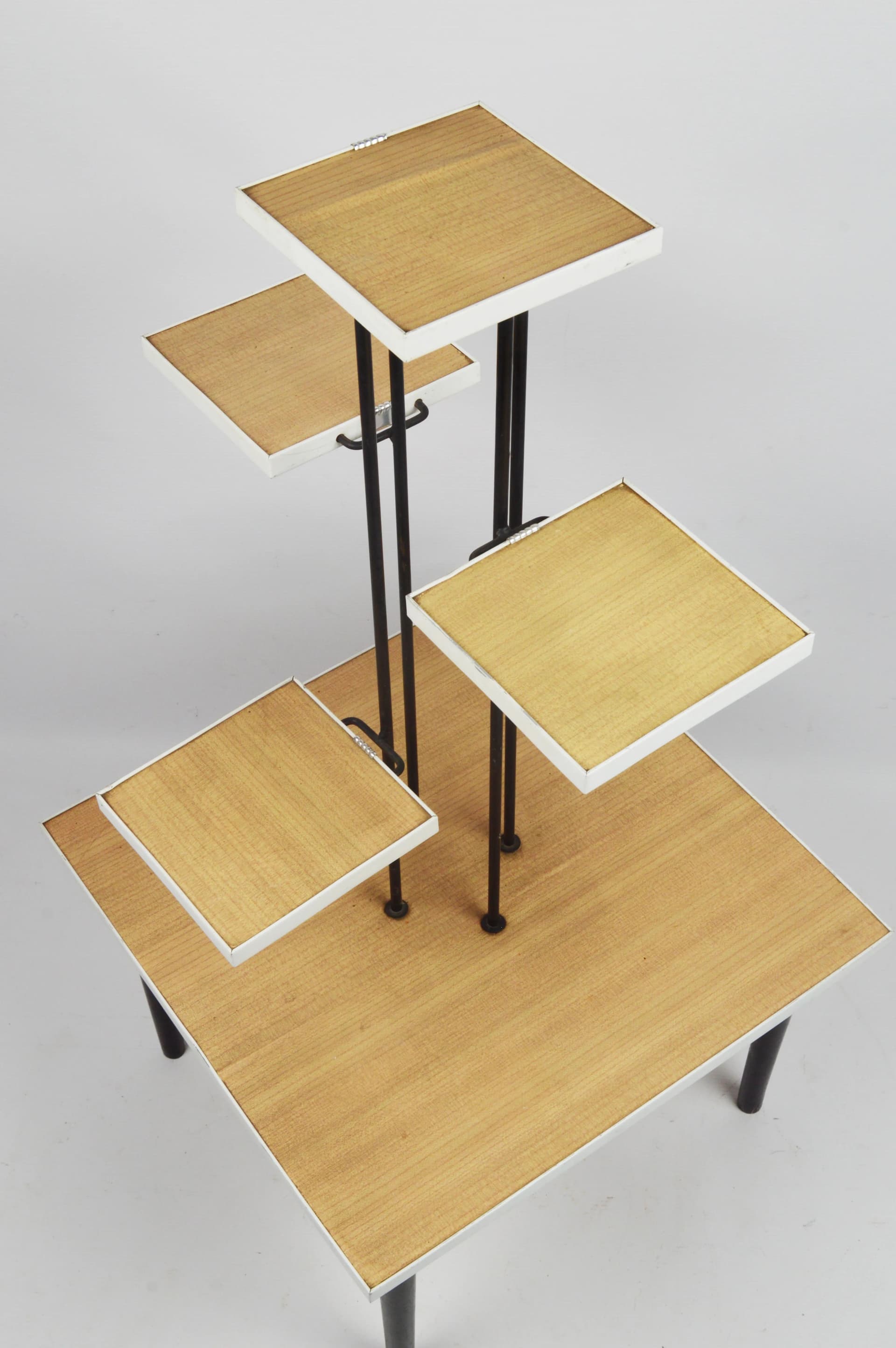 Kwietnik, brązowy, drewno, metal czarny, tworzywo sztuczne biały, Polska, lata 80. - 86421