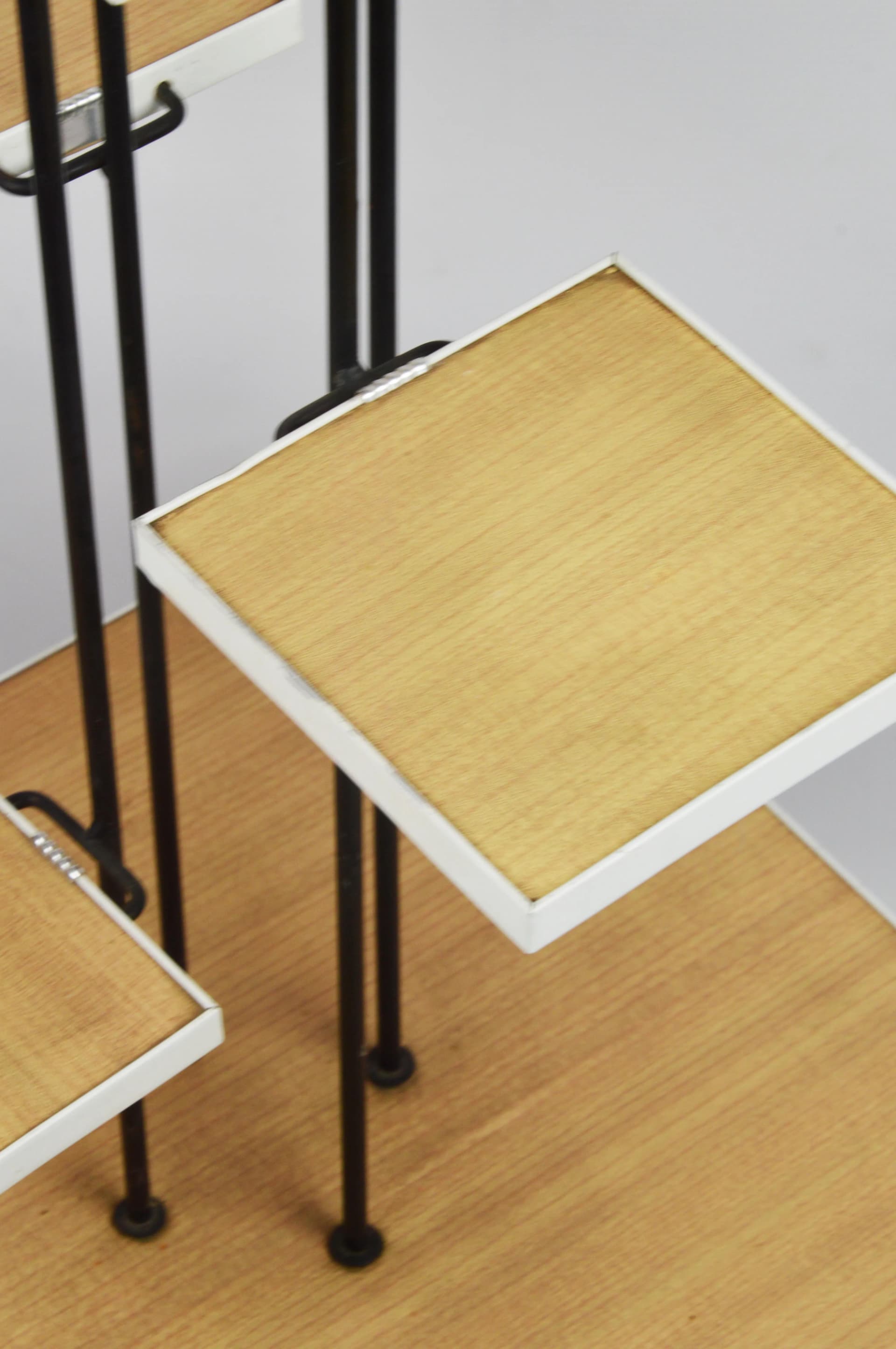 Kwietnik, brązowy, drewno, metal czarny, tworzywo sztuczne biały, Polska, lata 80. - 86420