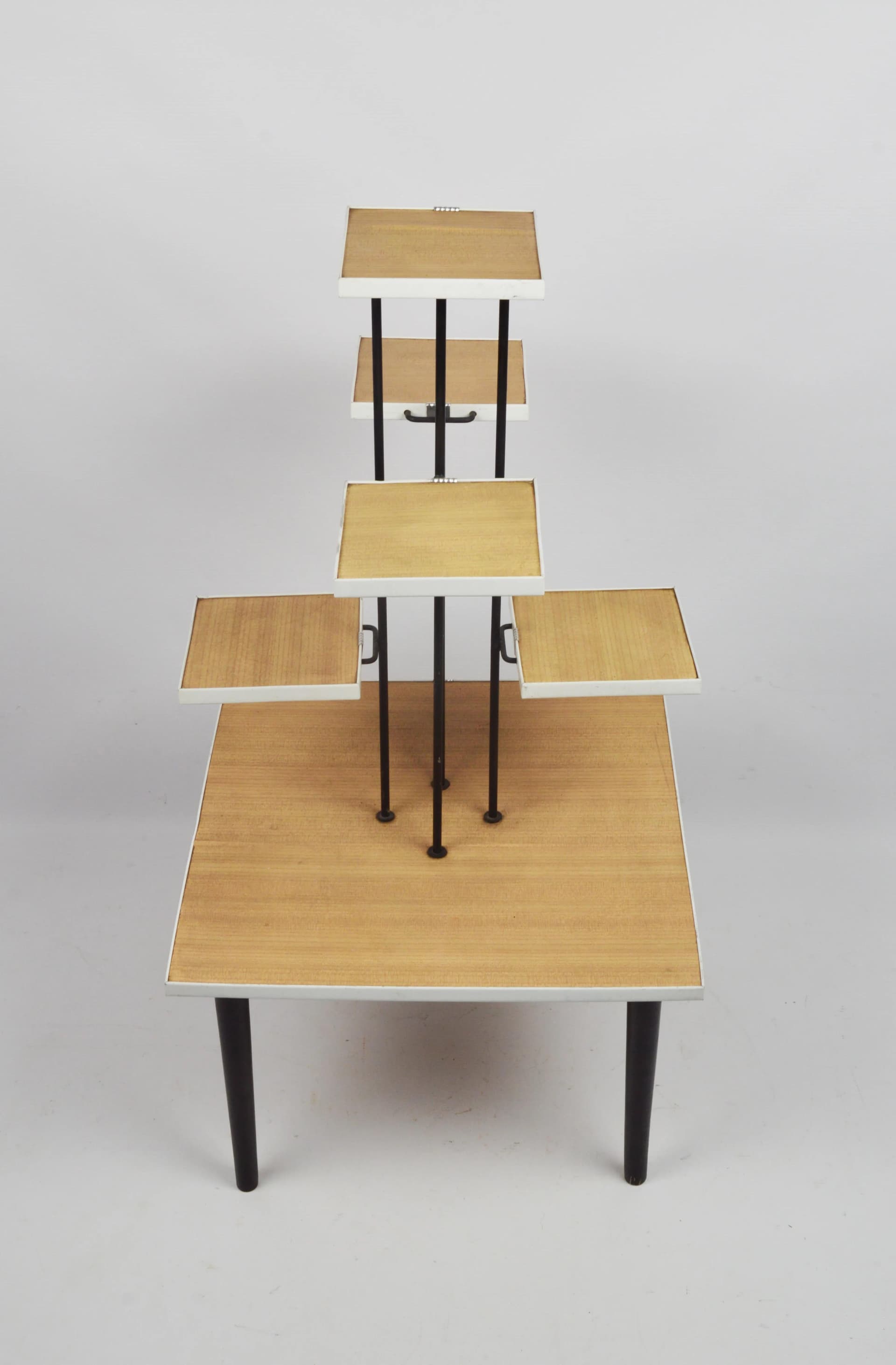 Kwietnik, brązowy, drewno, metal czarny, tworzywo sztuczne biały, Polska, lata 80. - 86419