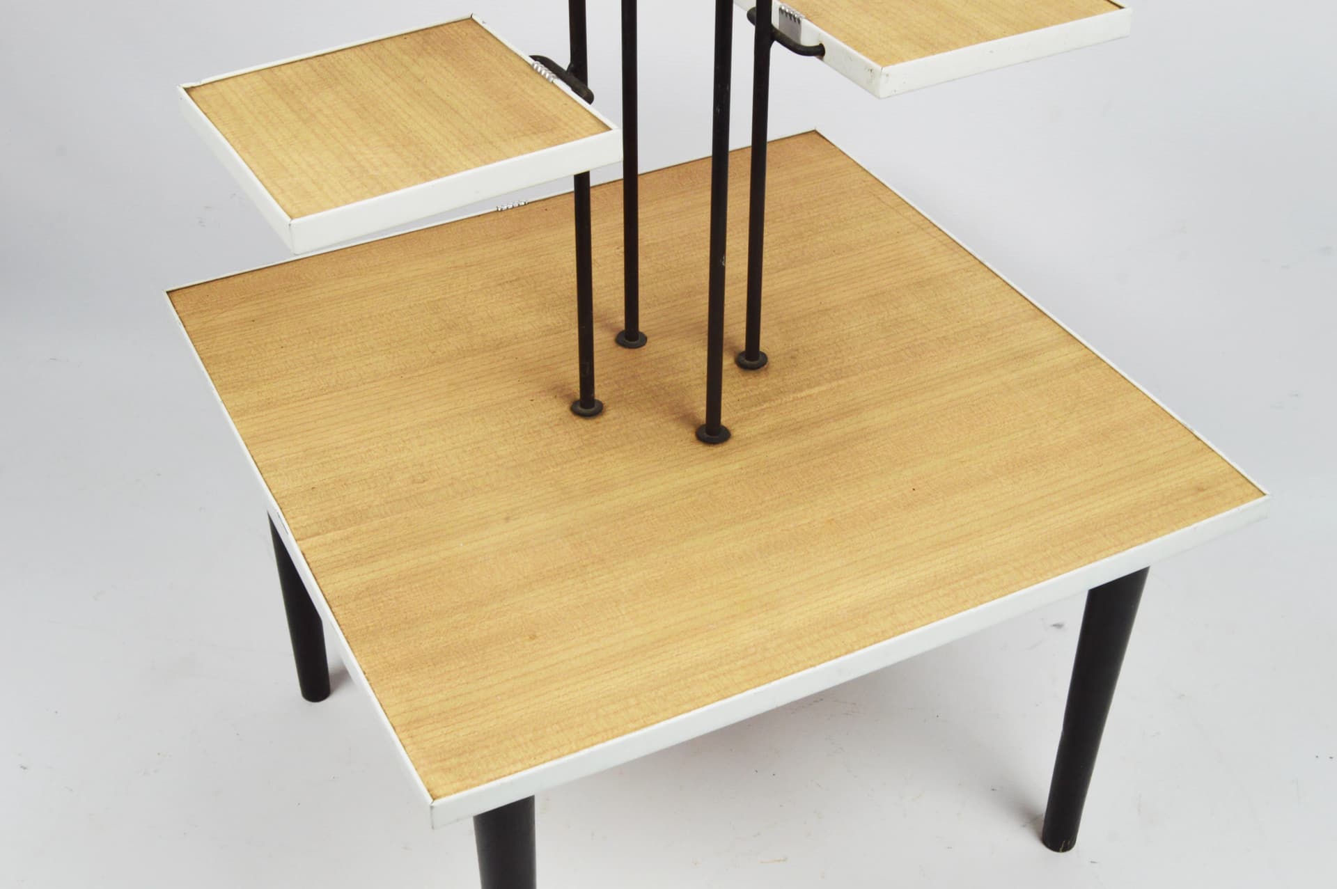 Kwietnik, brązowy, drewno, metal czarny, tworzywo sztuczne biały, Polska, lata 80. - 86422