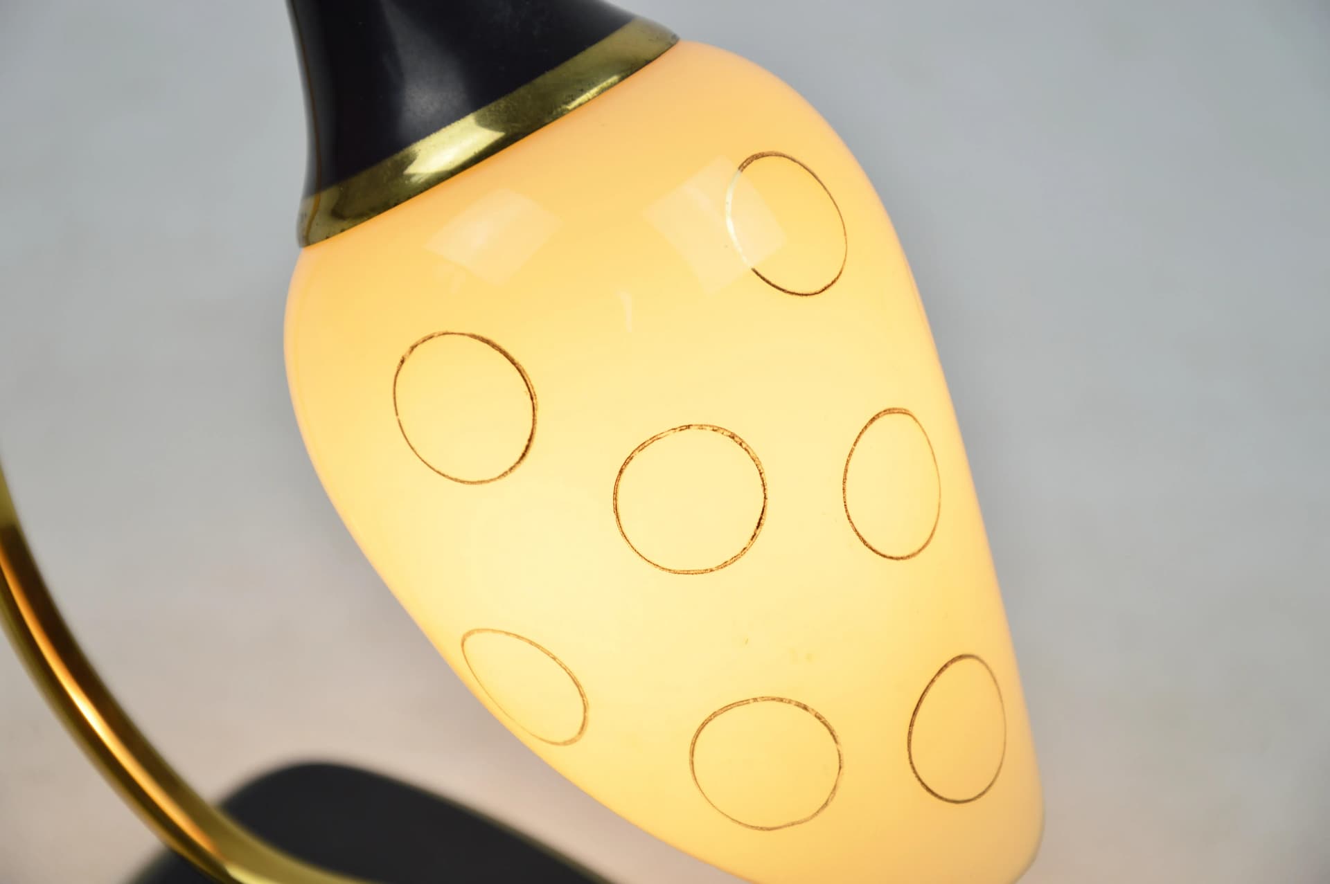 Lampka stołowa, szkło ivory white, mosiądz czarno-złoty, Stilnovo, Włochy, lata 50. - 86386