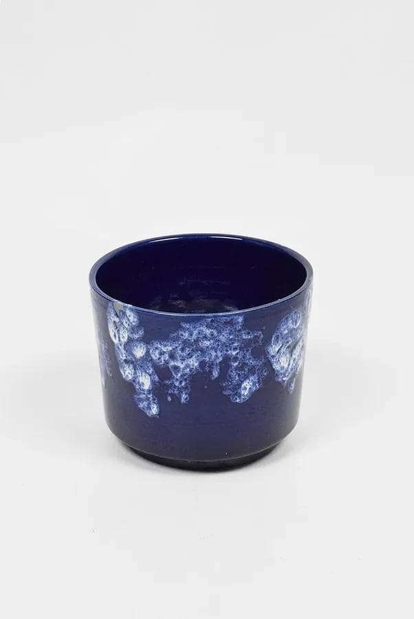 Osłonka na doniczkę Fat Lava, ceramika biała, granatowa, lata 70. - 86189