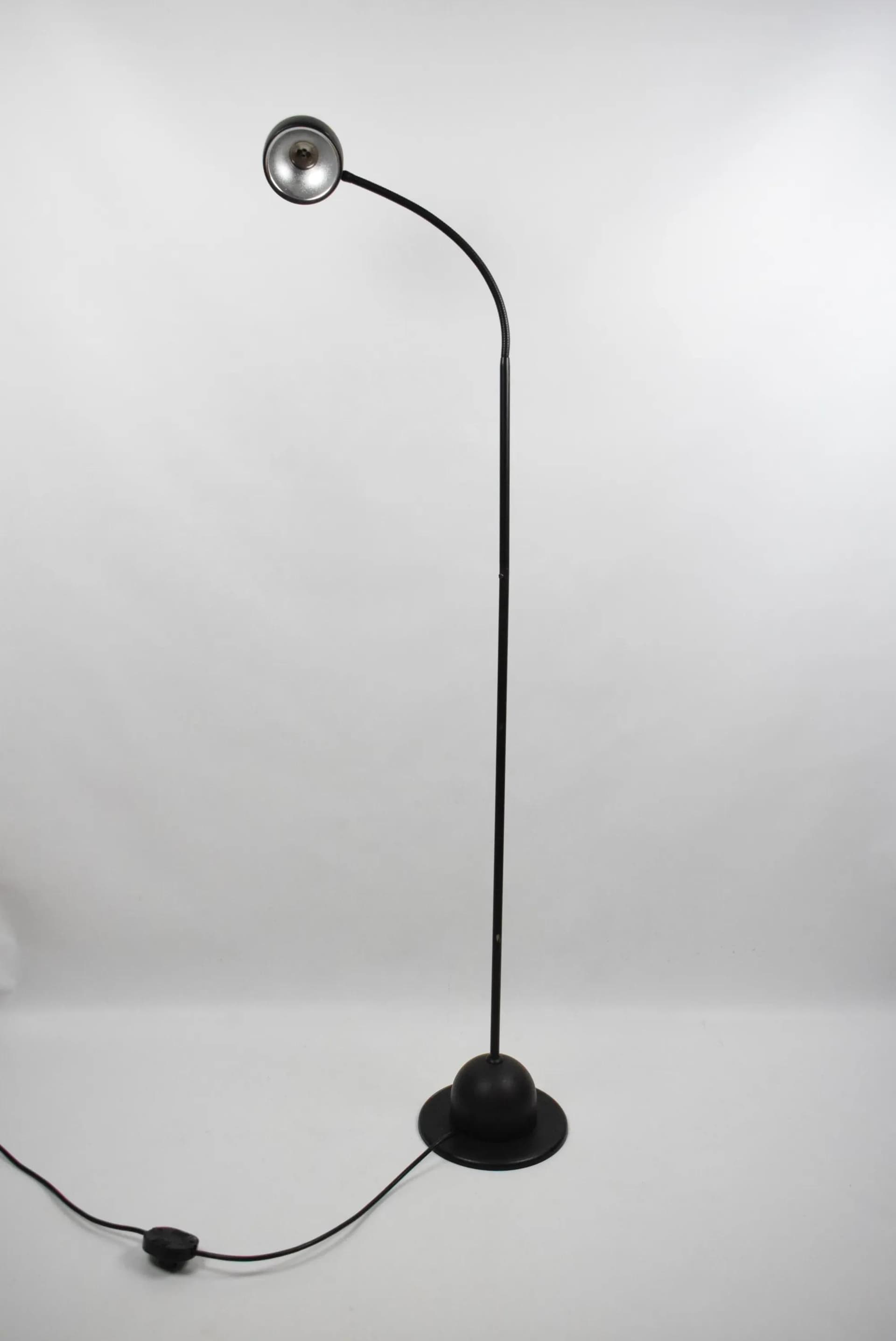 Lampa podłogowa, metal czarny, Polska, lata 80. - 86078