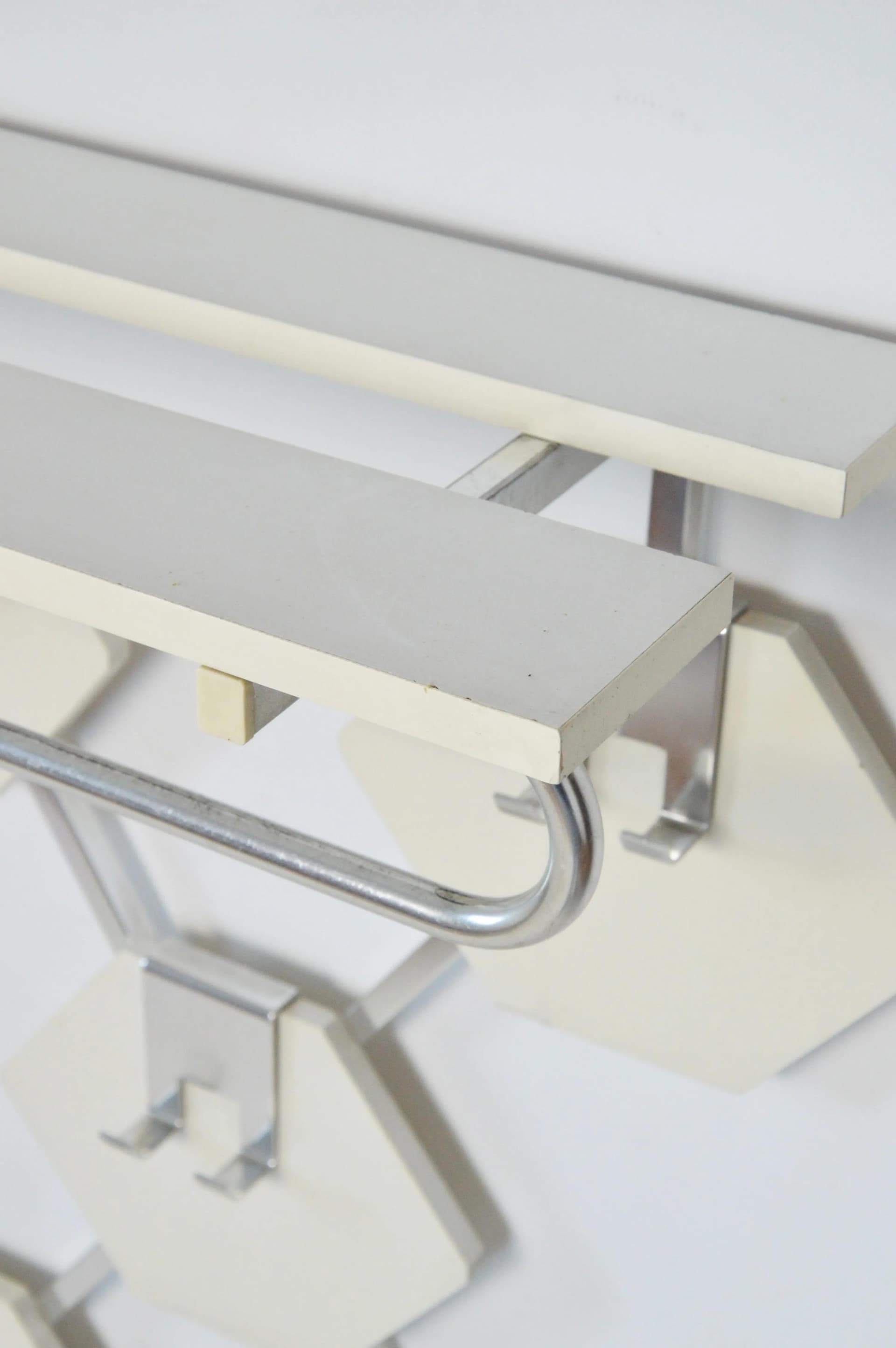 Garderoba ścienna, biały, drewno, aluminium, Polska, lata 70. - 85931