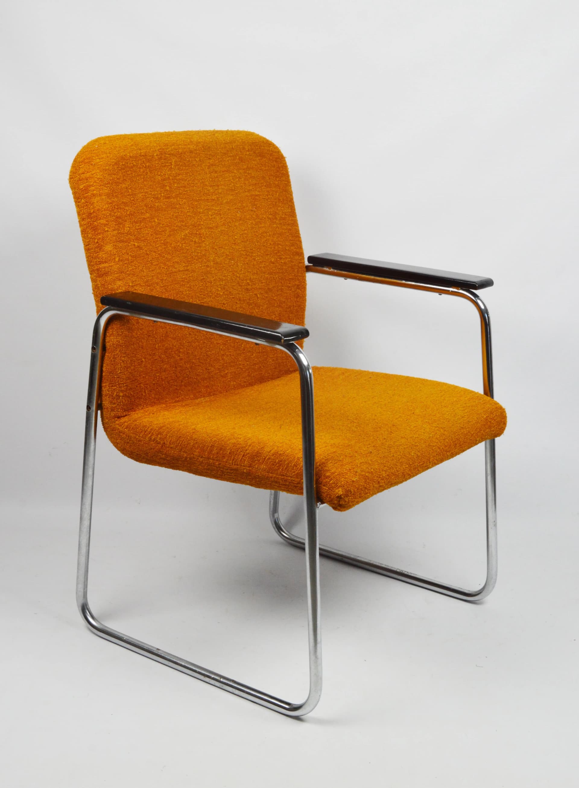 Fotel, pomarańczowy, tkanina, stal chromowana, drewno, Polska, lata 70. - 85728