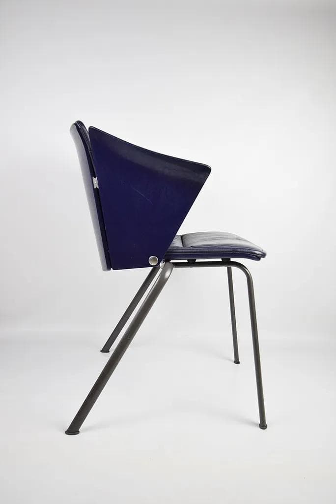 Para krzeseł VM3, skóra granatowa, drewno, metal, proj. V. Magistretti, dla Fritz Hansen, Dania, lata 90. - 85572