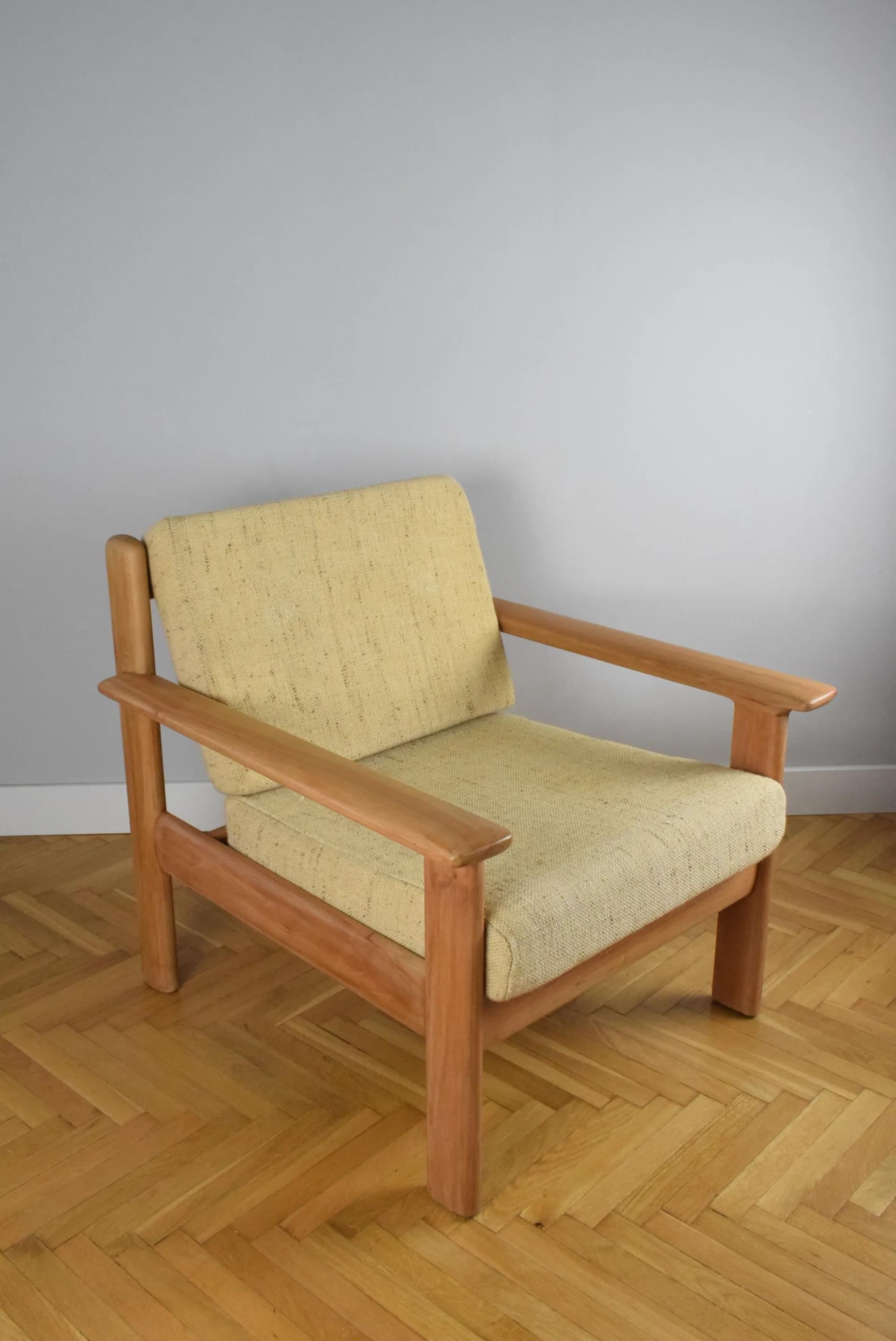 Fotel klubowy, wełna beżowa, drewno tekowe, proj. W. Knoll, Niemcy, lata 70. - 85511