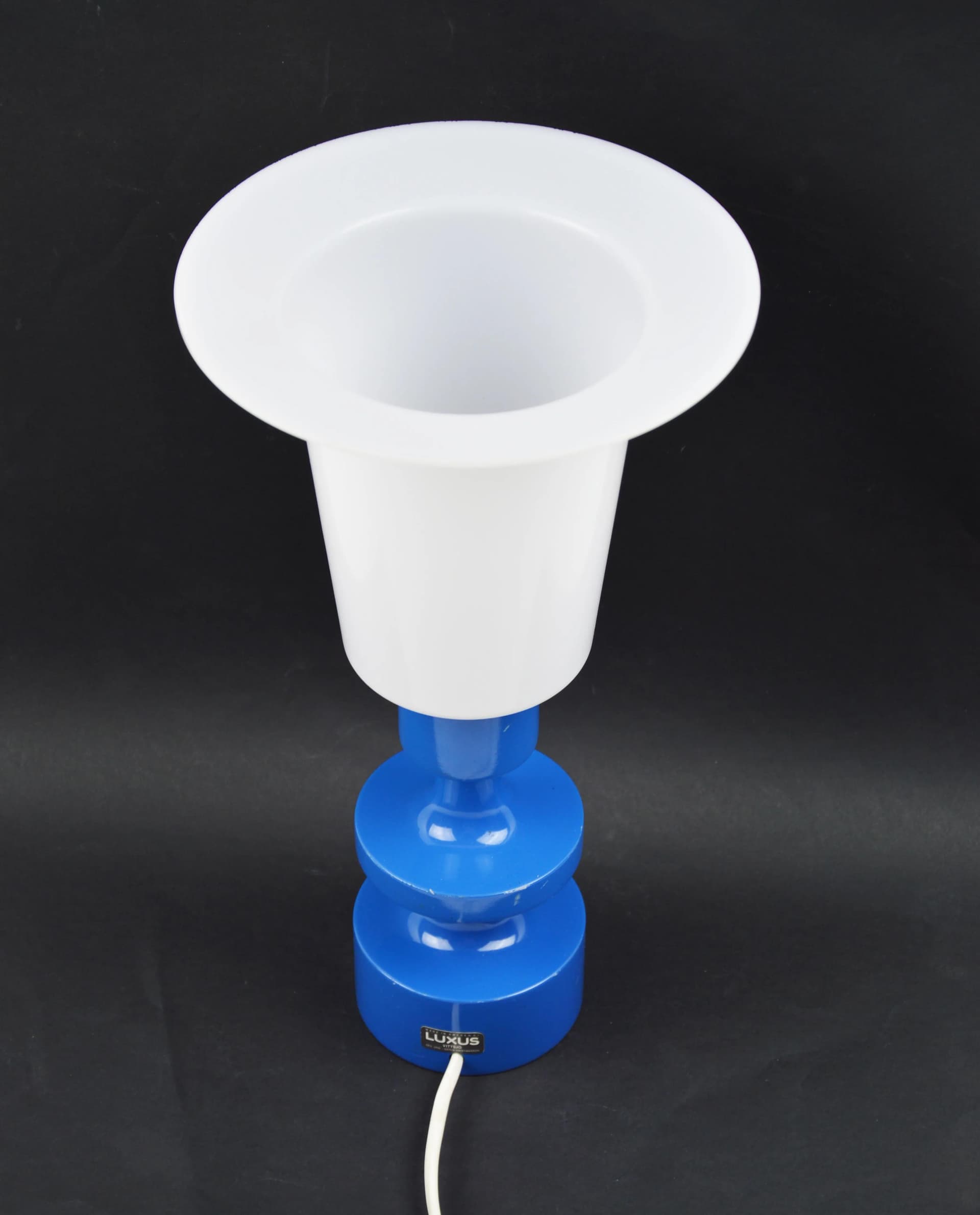 Lampka stołowa Flens, drewno niebieskie, tworzywo białe, proj. U. Kristiansson, O. Kristiansson, dla Luxus, Szwecja, lata 70. - 85171