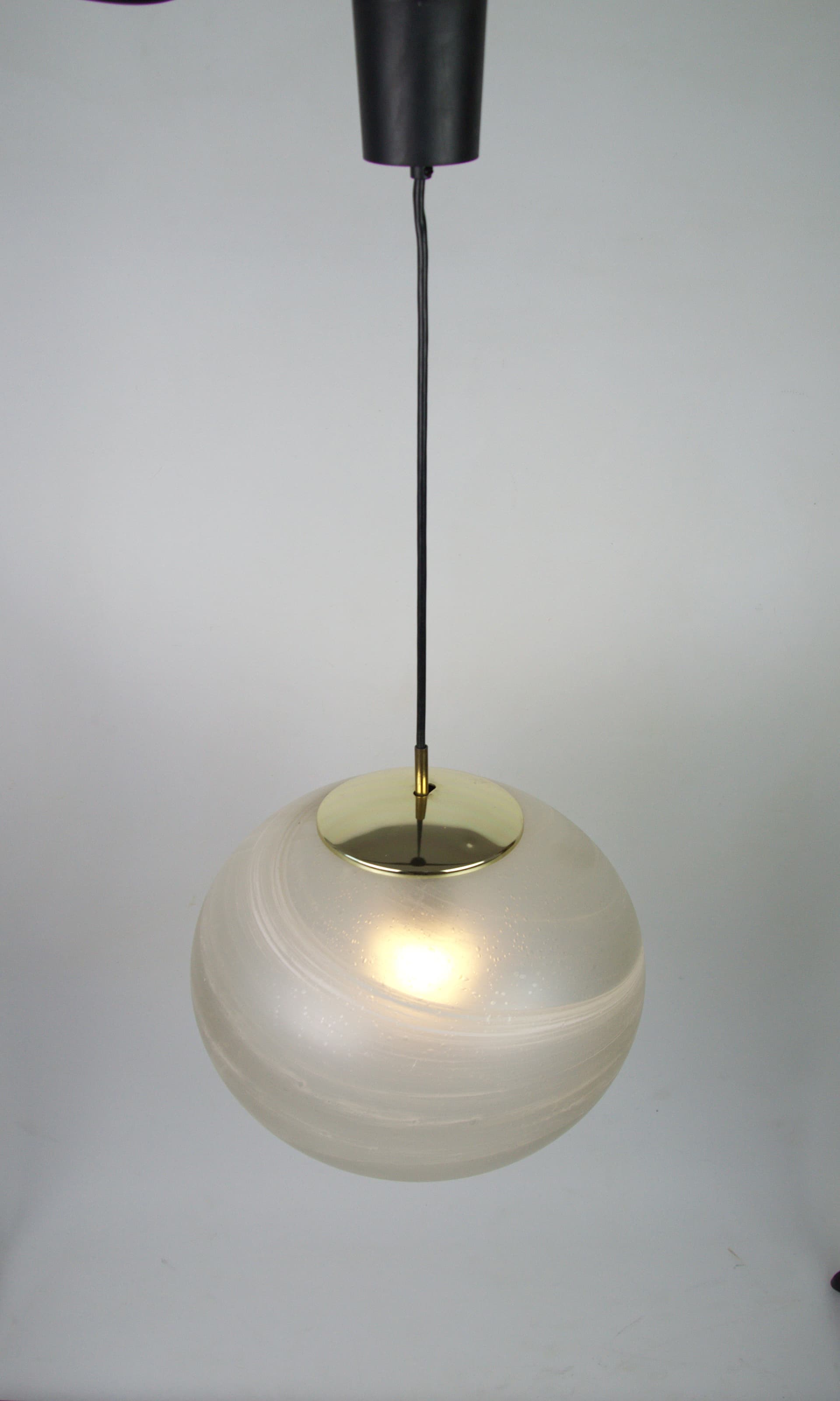 Lampa wisząca Jupiter, szkło matowe białe, metal złoty, Peill & Putzler, Niemcy, lata 70. - 85028