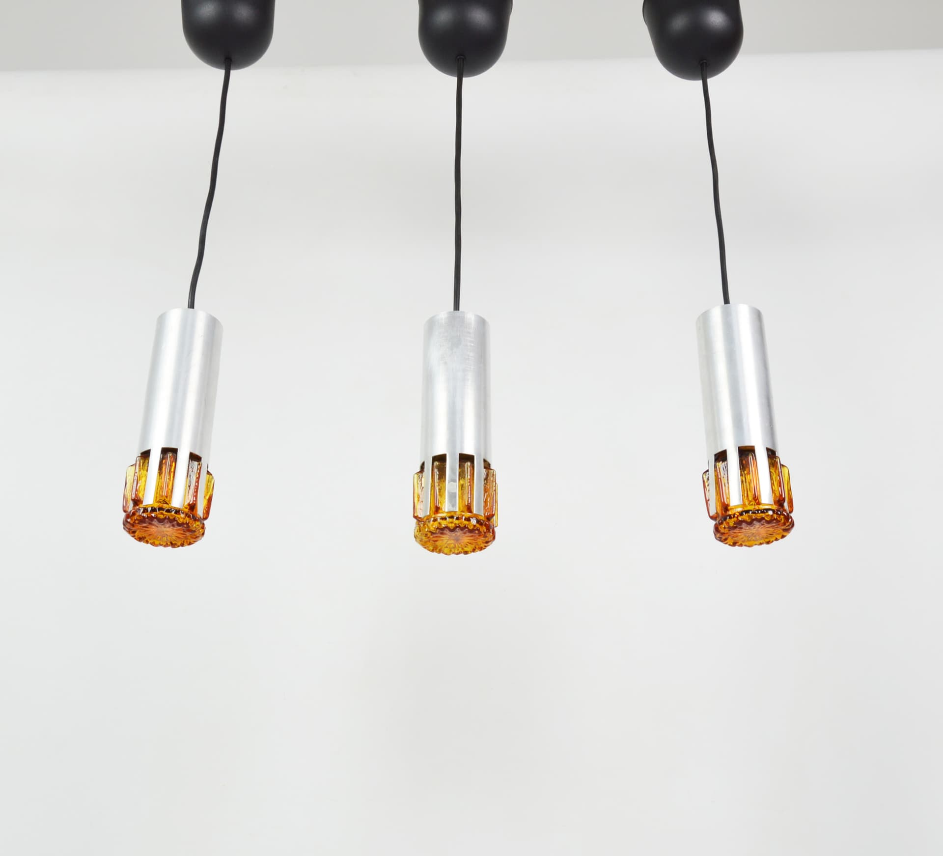 Zestaw trzech lamp wiszących, szkło miodowe, aluminium srebrzysty, Szwecja, lata 70. - 84864