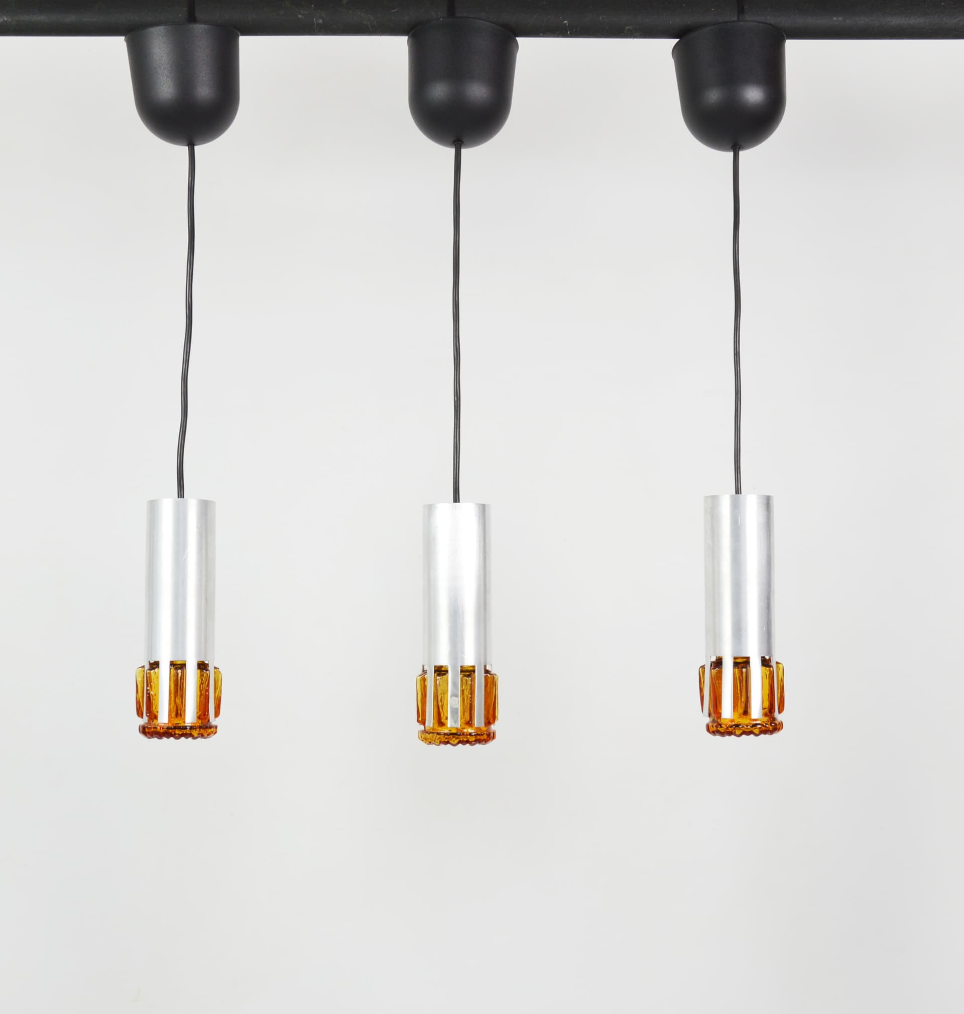 Zestaw trzech lamp wiszących, szkło miodowe, aluminium srebrzysty, Szwecja, lata 70. - 84866