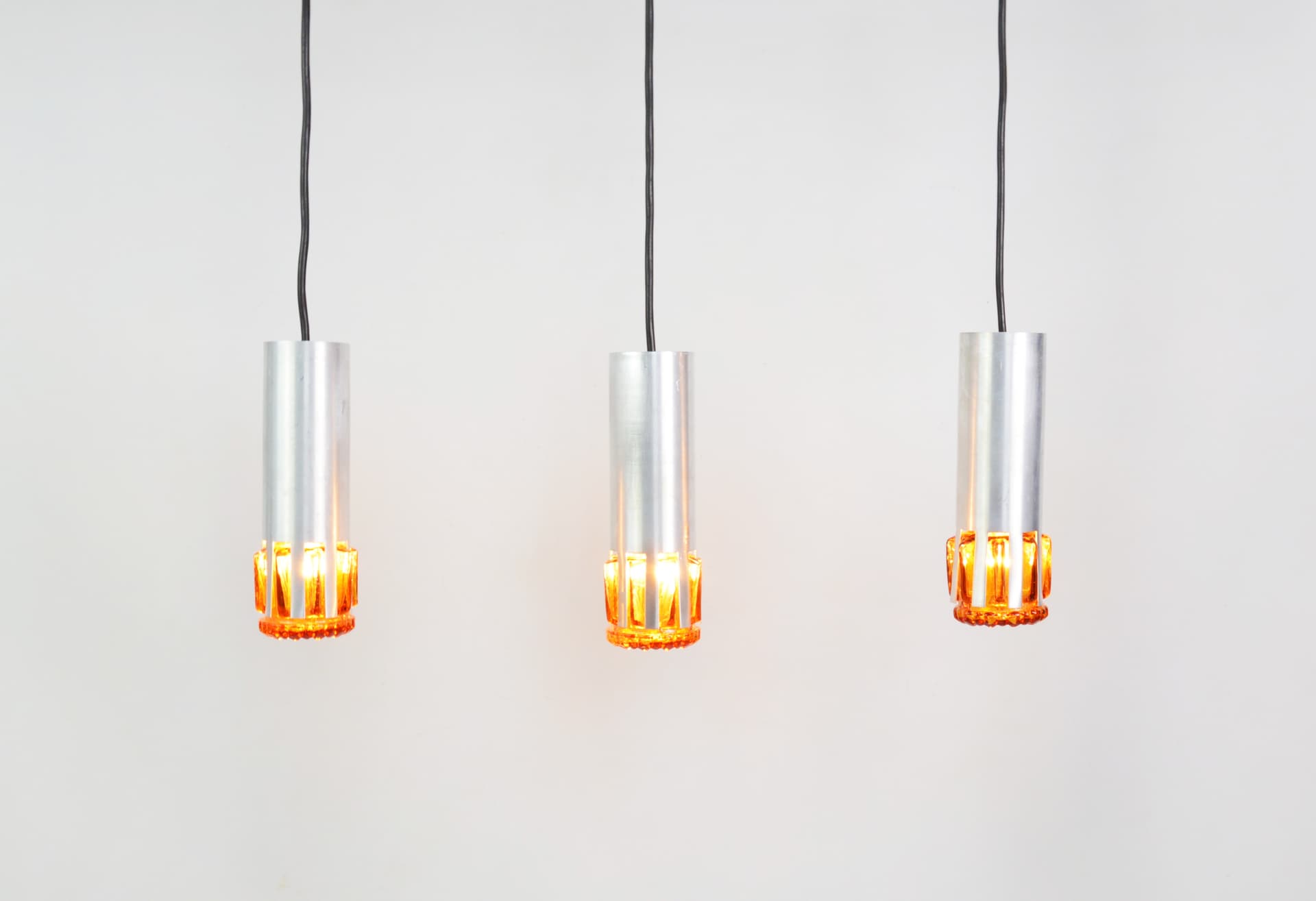 Zestaw trzech lamp wiszących, szkło miodowe, aluminium srebrzysty, Szwecja, lata 70. - 84862