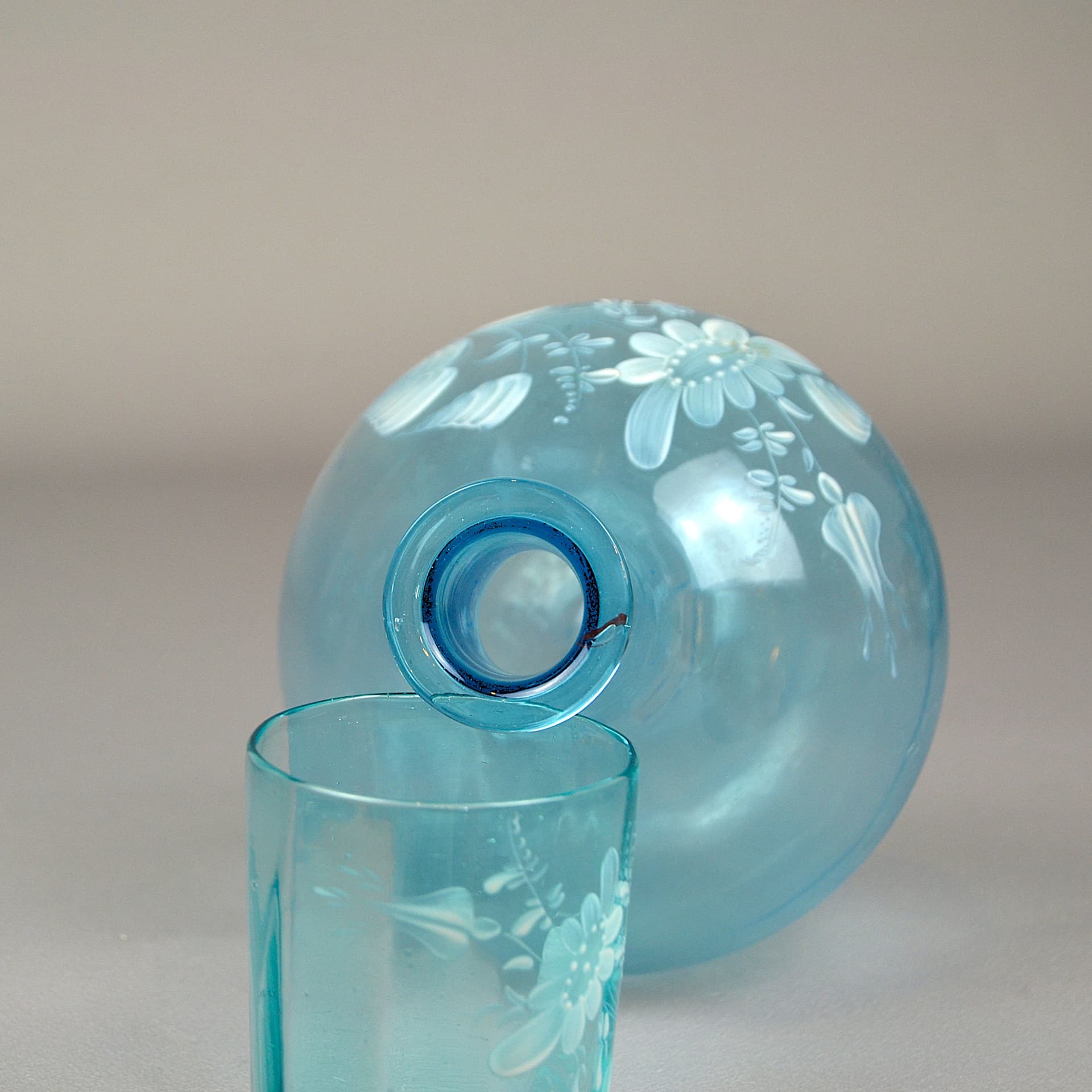 Zestaw karafka i szklanka Mary Gregory, turkus szkło, Czechy, XIX w. - 650