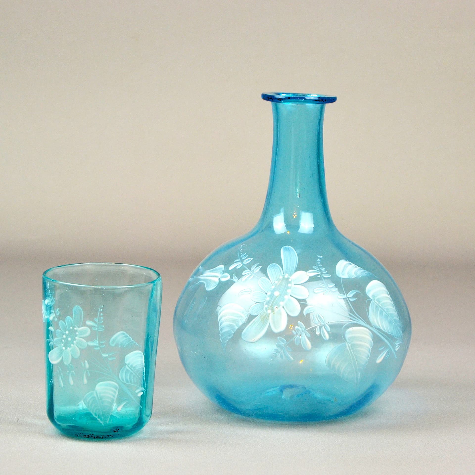 Zestaw karafka i szklanka Mary Gregory, turkus szkło, Czechy, XIX w. - 648
