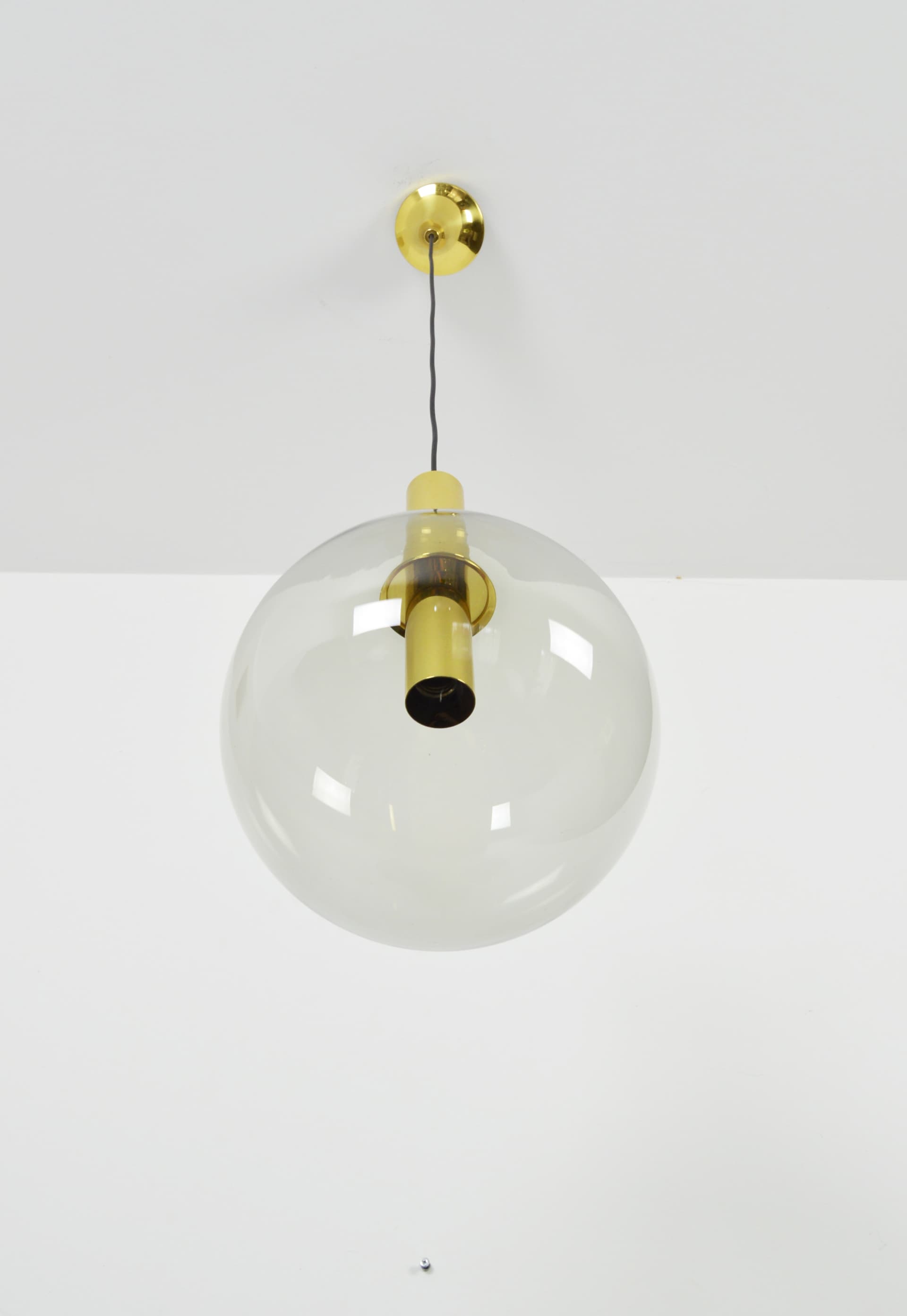 Lampa wisząca kula, szkło dymione, złote wykończenia, Polska, lata 70. - 84644