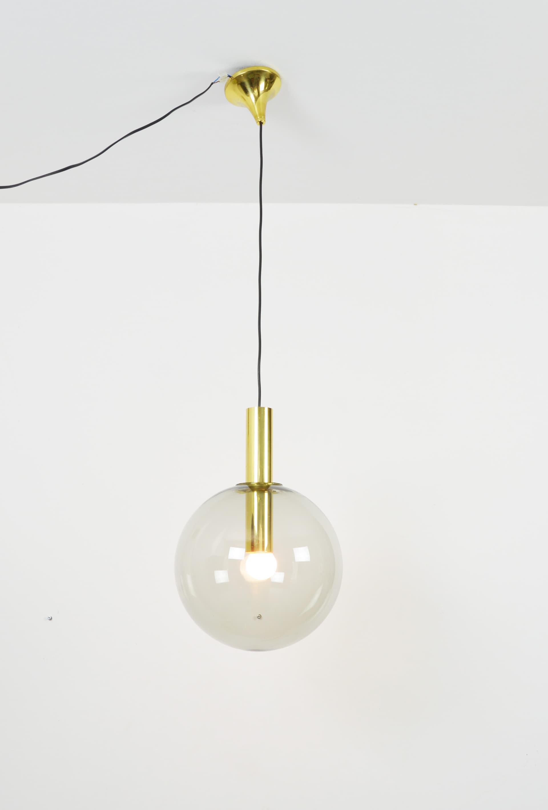 Lampa wisząca kula, szkło dymione, złote wykończenia, Polska, lata 70. - 84641