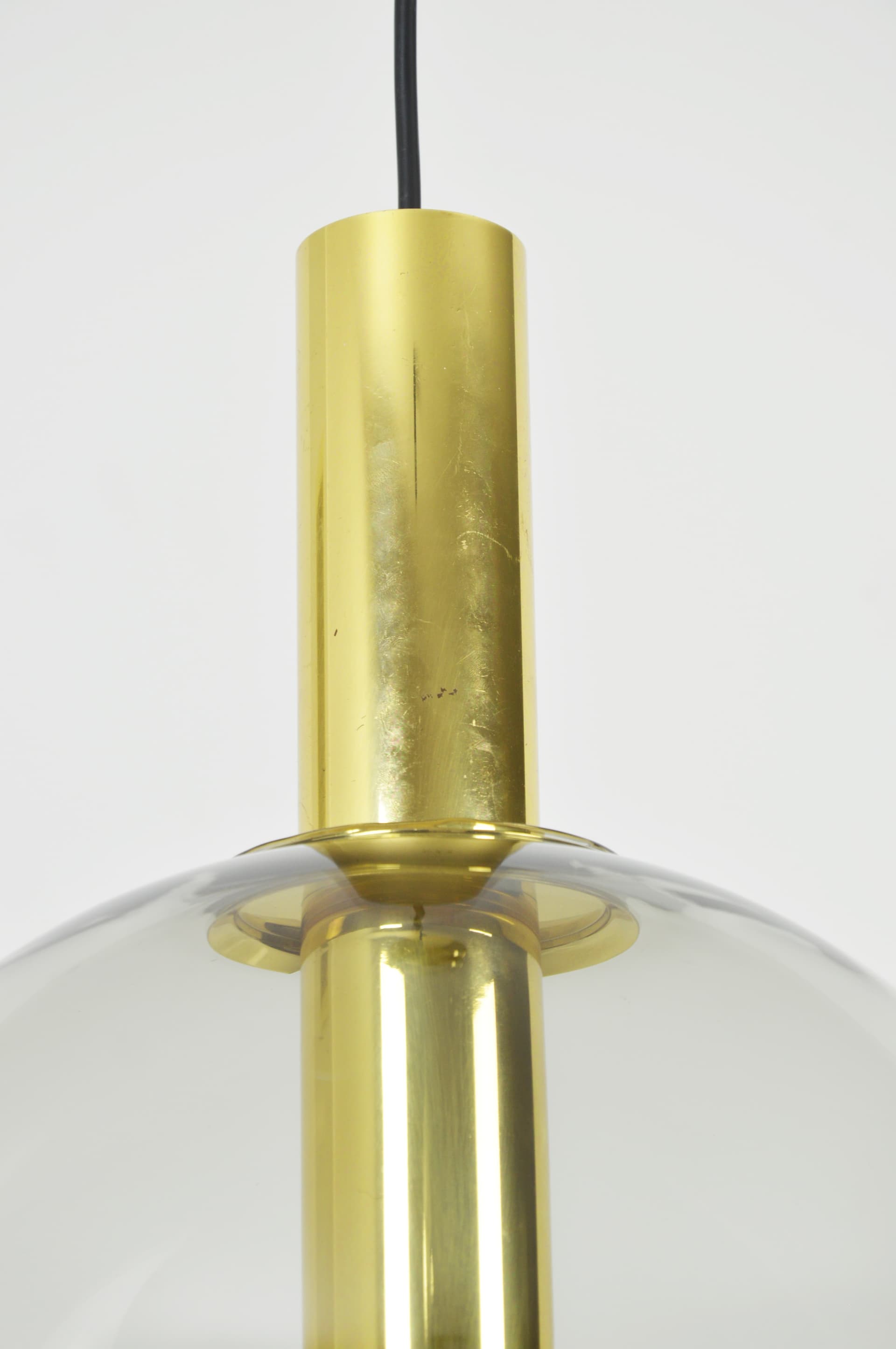 Lampa wisząca kula, szkło dymione, złote wykończenia, Polska, lata 70. - 84645