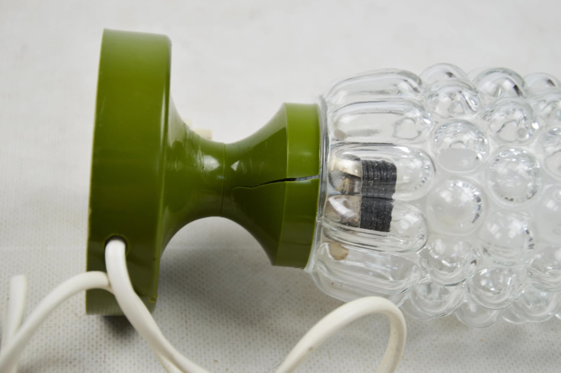 Lampka nocna, klosz szklany, podstawa oliwkowa, Polska, lata 70. - 84482