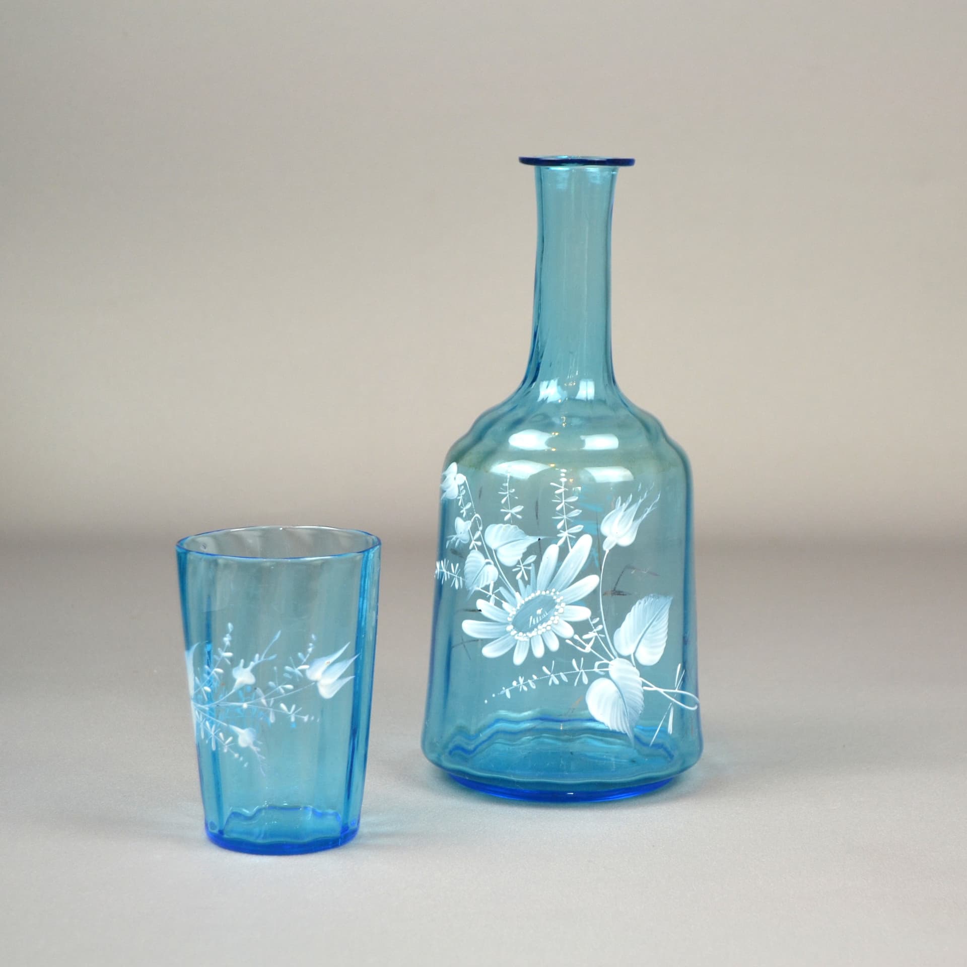 Karafka ze szklanką Mary Gregory, niebieski, szkło, Czechy, XIX w. - 662