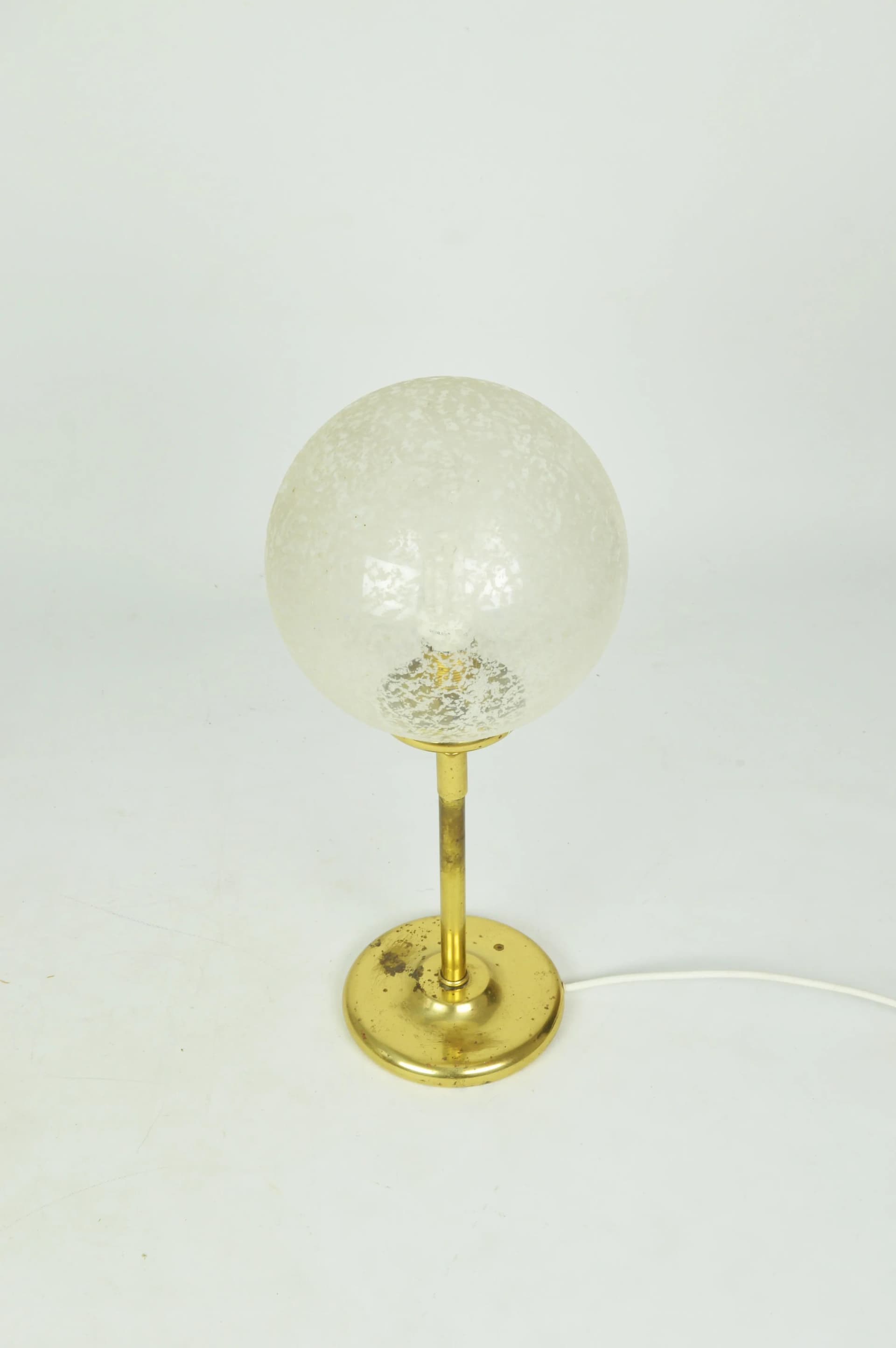 Lampa stołowa, szkło matowe, mosiądz złoty, Polska, lata 70. - 84329