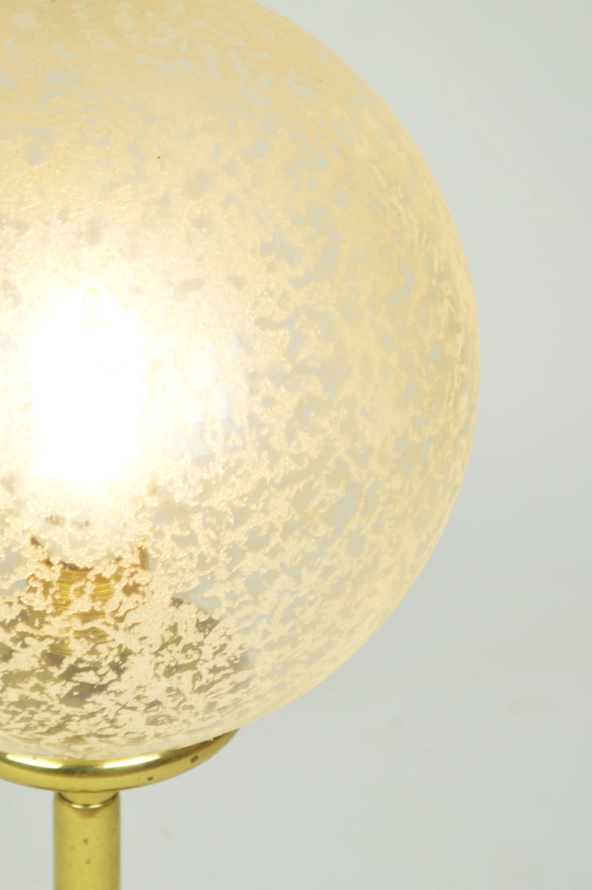 Lampa stołowa, szkło matowe, mosiądz złoty, Polska, lata 70. - 84330