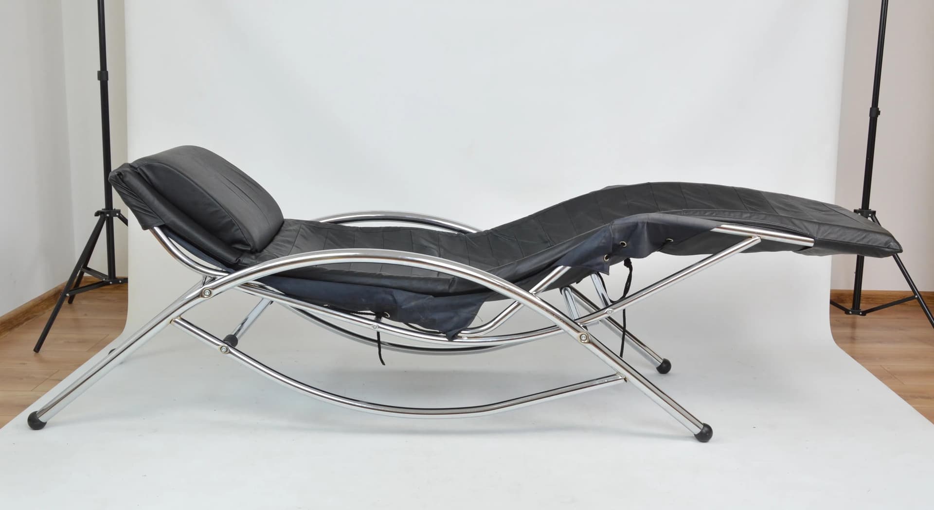 Chaise longue, black leather, chromed steel, Poland, 1980s. - 84255