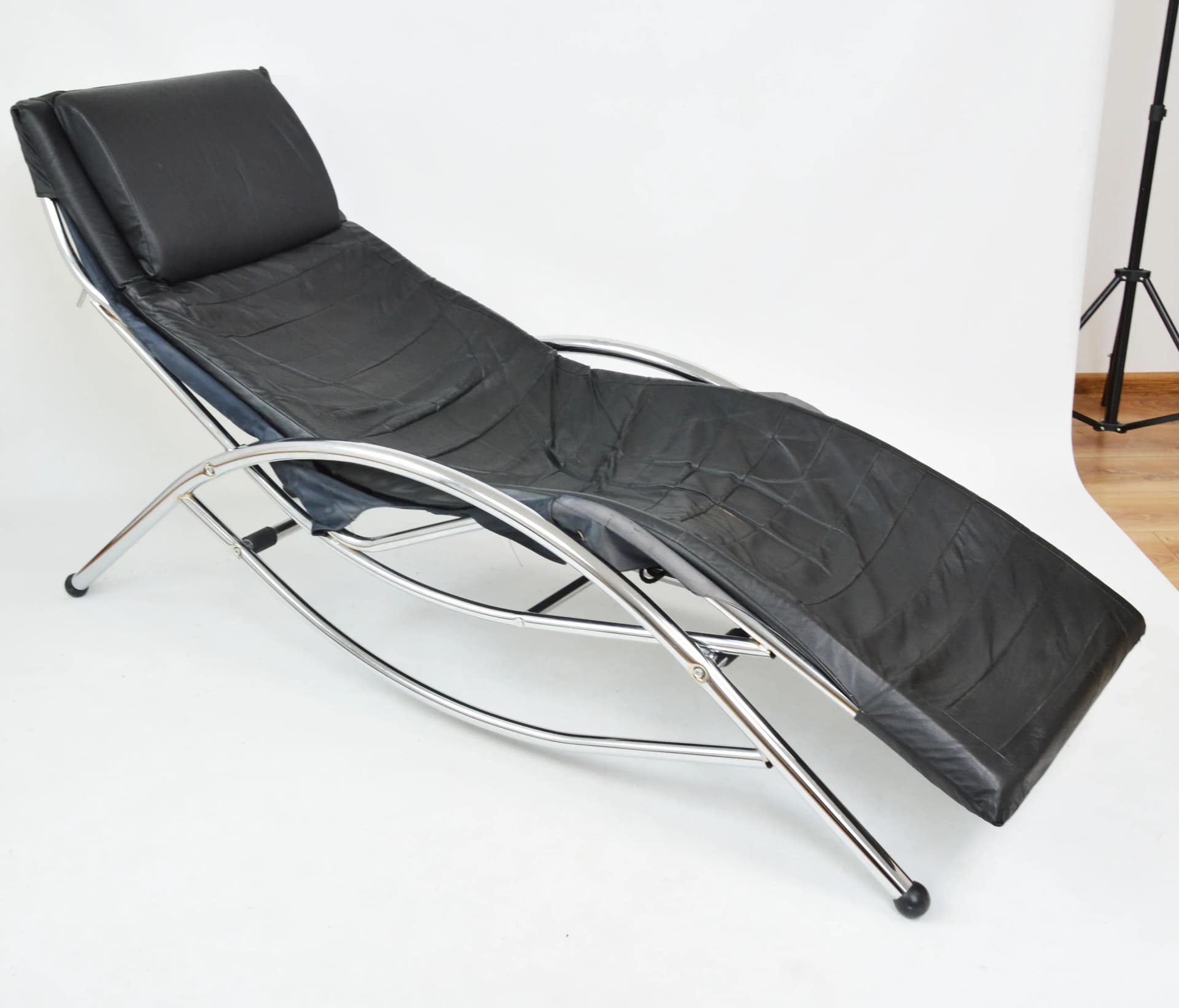 Chaise longue, black leather, chromed steel, Poland, 1980s. - 84256