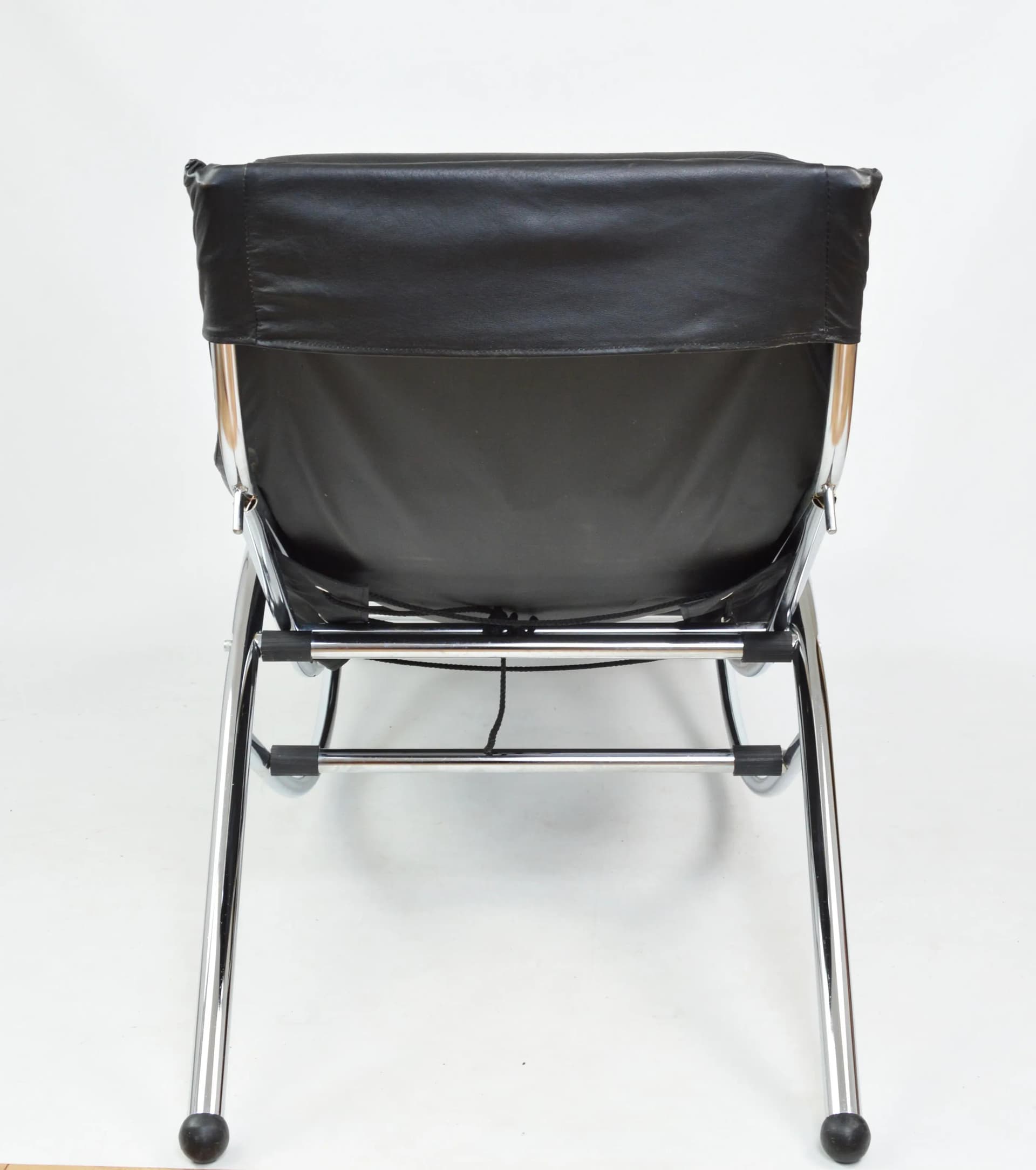 Chaise longue, black leather, chromed steel, Poland, 1980s. - 84253