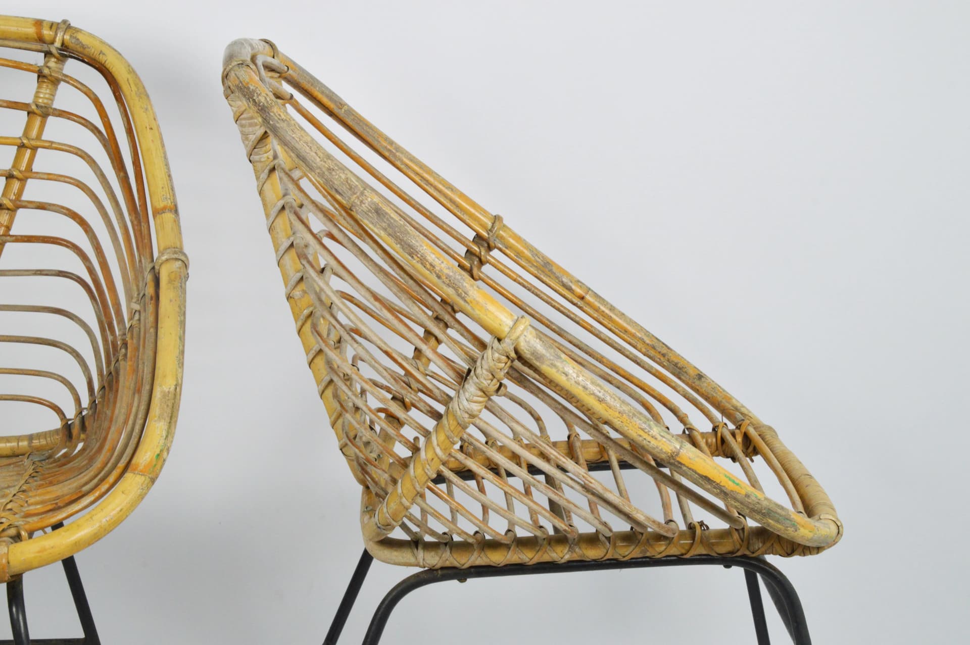 Para krzeseł, rattan żółty, metal czarny, Polska, lata 70. - 84125