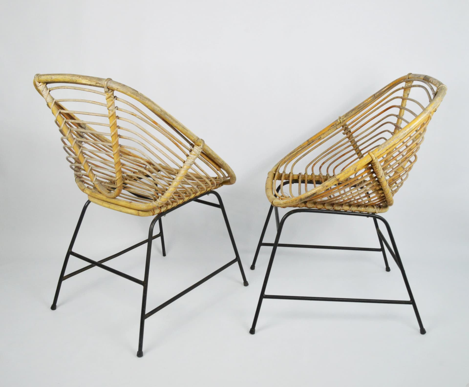 Para krzeseł, rattan żółty, metal czarny, Polska, lata 70. - 84126