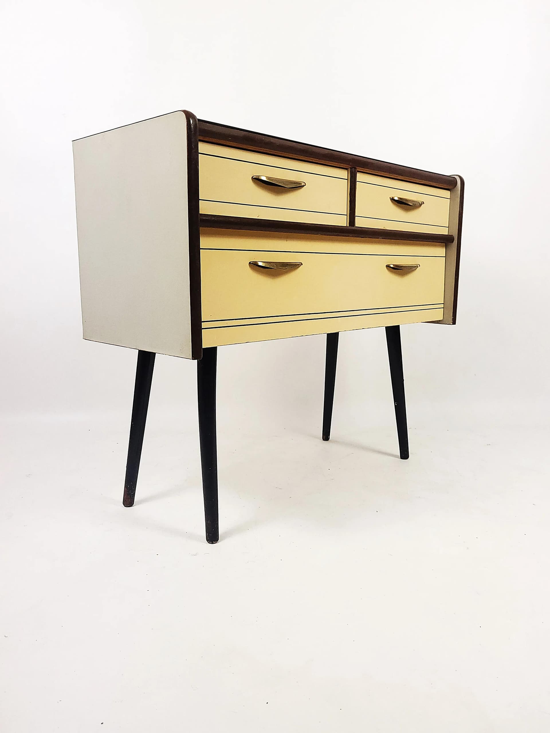 Komoda Rockabilly, drewno beżowy, lakobel czarny, Polska, lata 50. - 84081