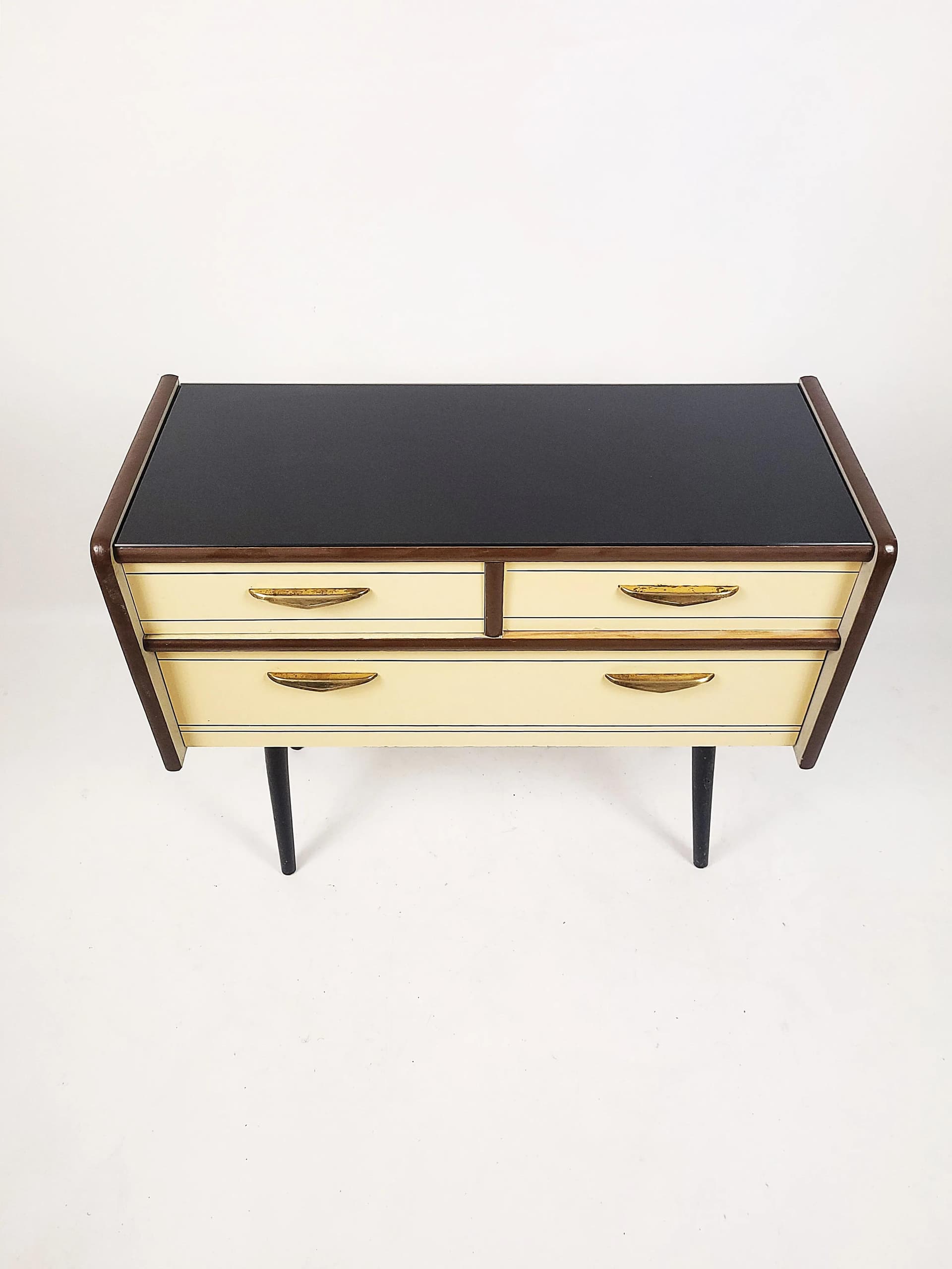 Komoda Rockabilly, drewno beżowy, lakobel czarny, Polska, lata 50. - 84085