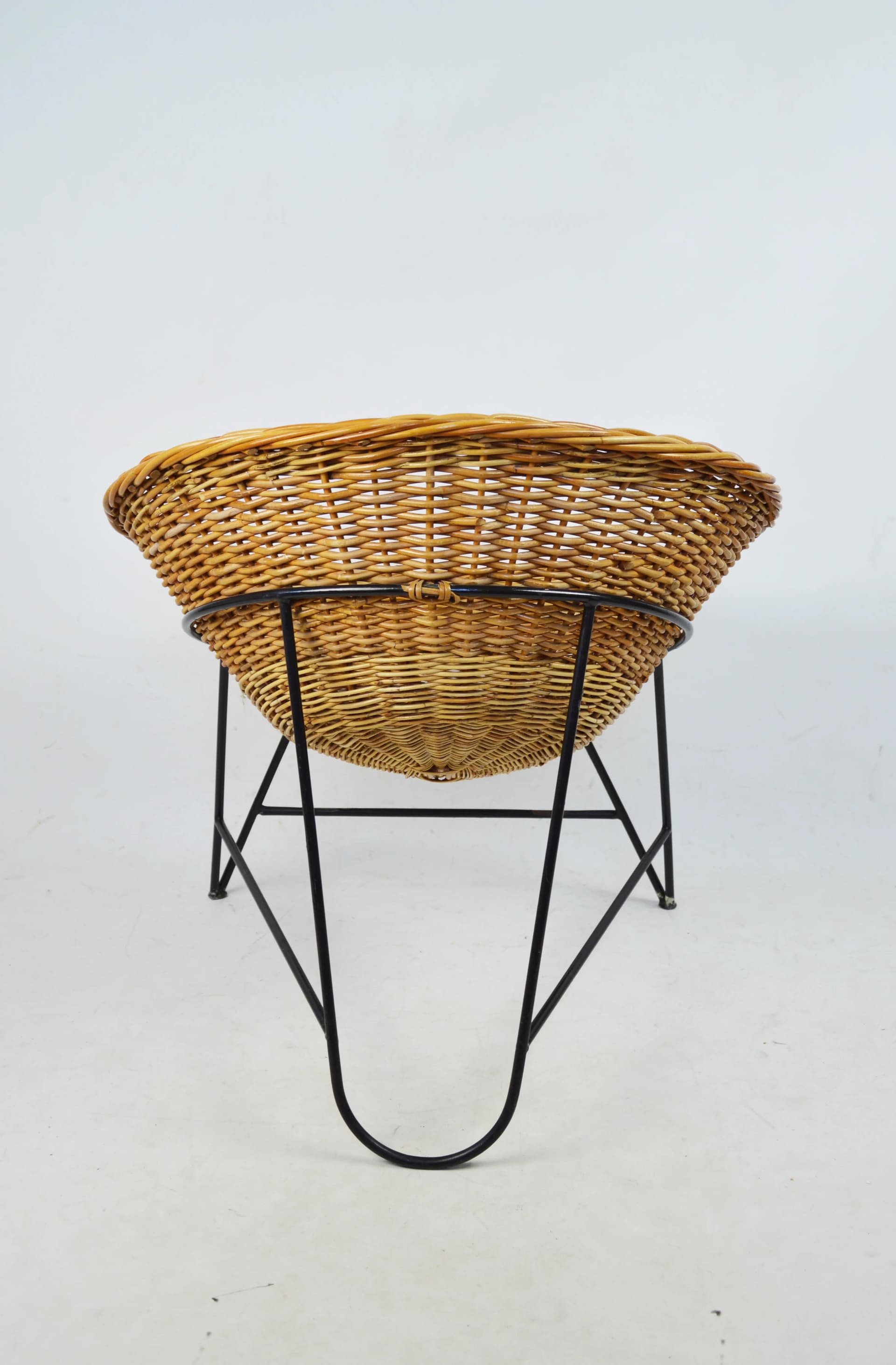 Fotel, brązowa wiklina, metal czarny, Polska, lata 70. - 83947