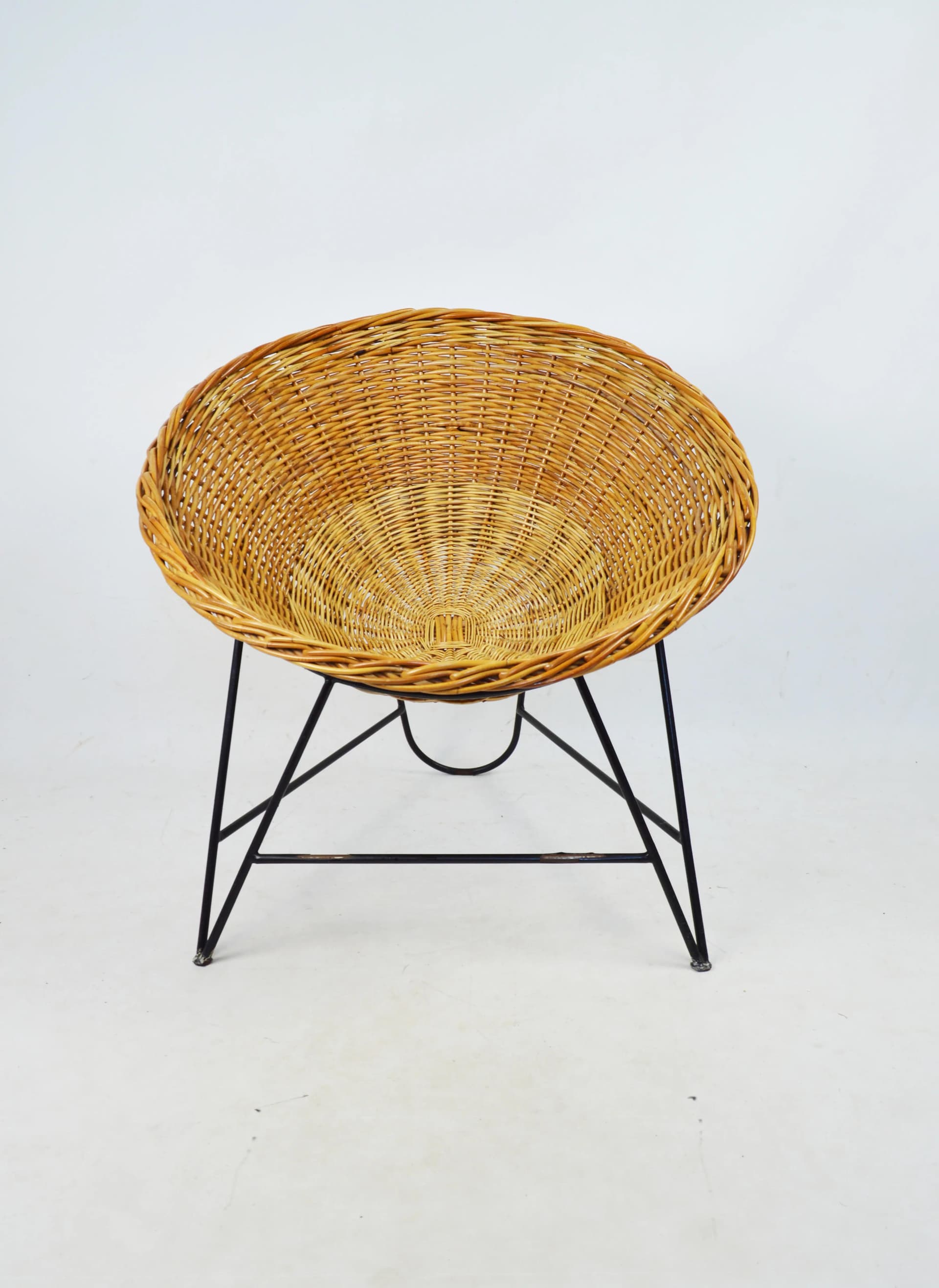 Fotel, brązowa wiklina, metal czarny, Polska, lata 70. - 83950