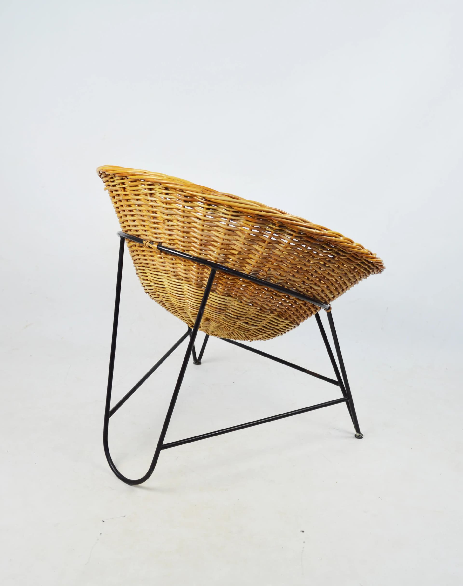 Fotel, brązowa wiklina, metal czarny, Polska, lata 70. - 83949