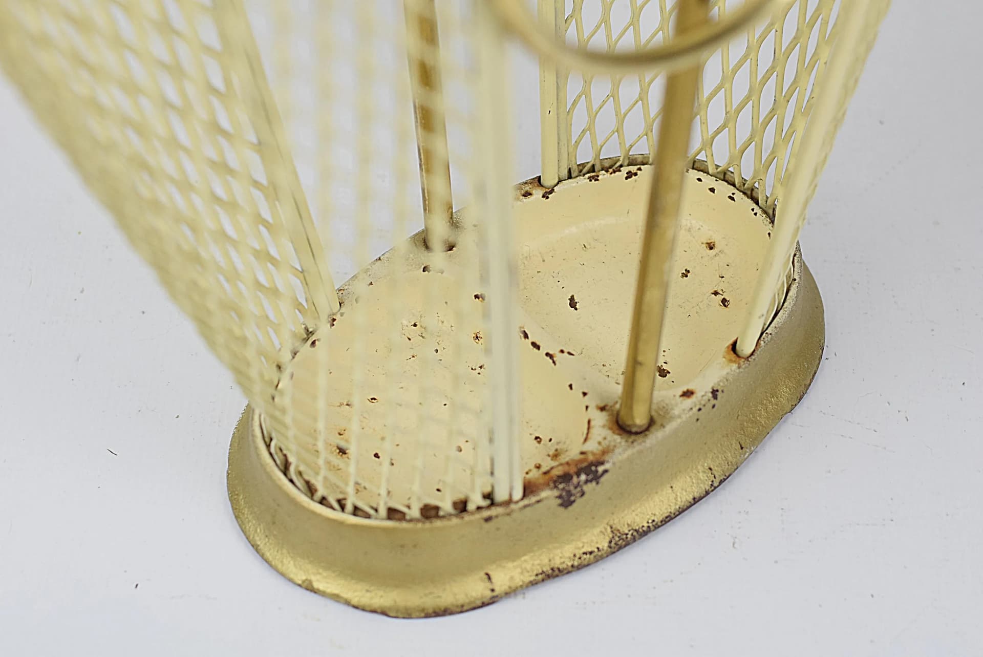 Parasolnik Rockabilly, żółty, metal, Polska, lata 60. - 83887