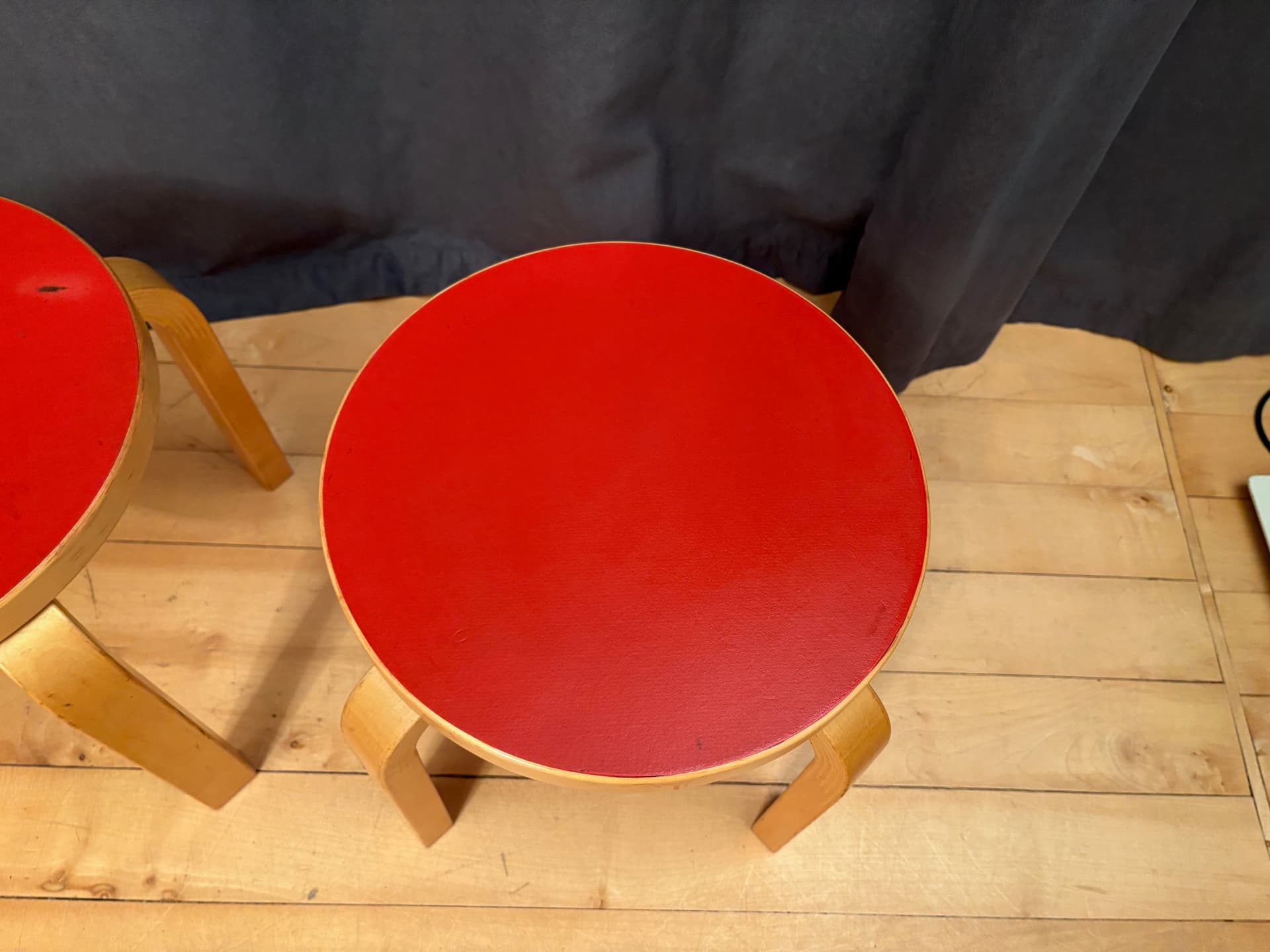 Para stołków NE60, brzoza naturalna, linoleum czerwone, proj. A. Aalto, Artek, Finlandia, lata 80. - 83684