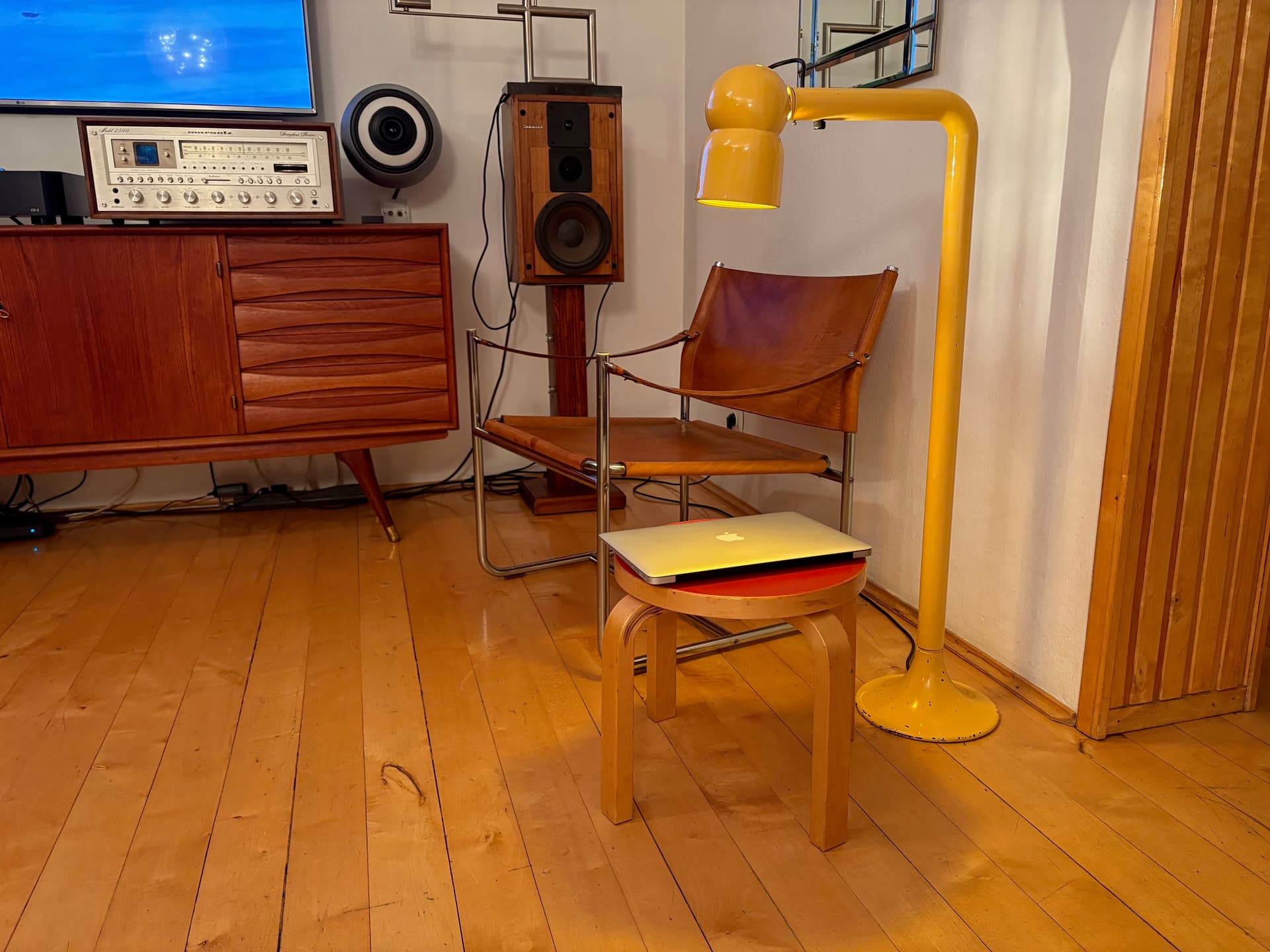 Para stołków NE60, brzoza naturalna, linoleum czerwone, proj. A. Aalto, Artek, Finlandia, lata 80. - 83694