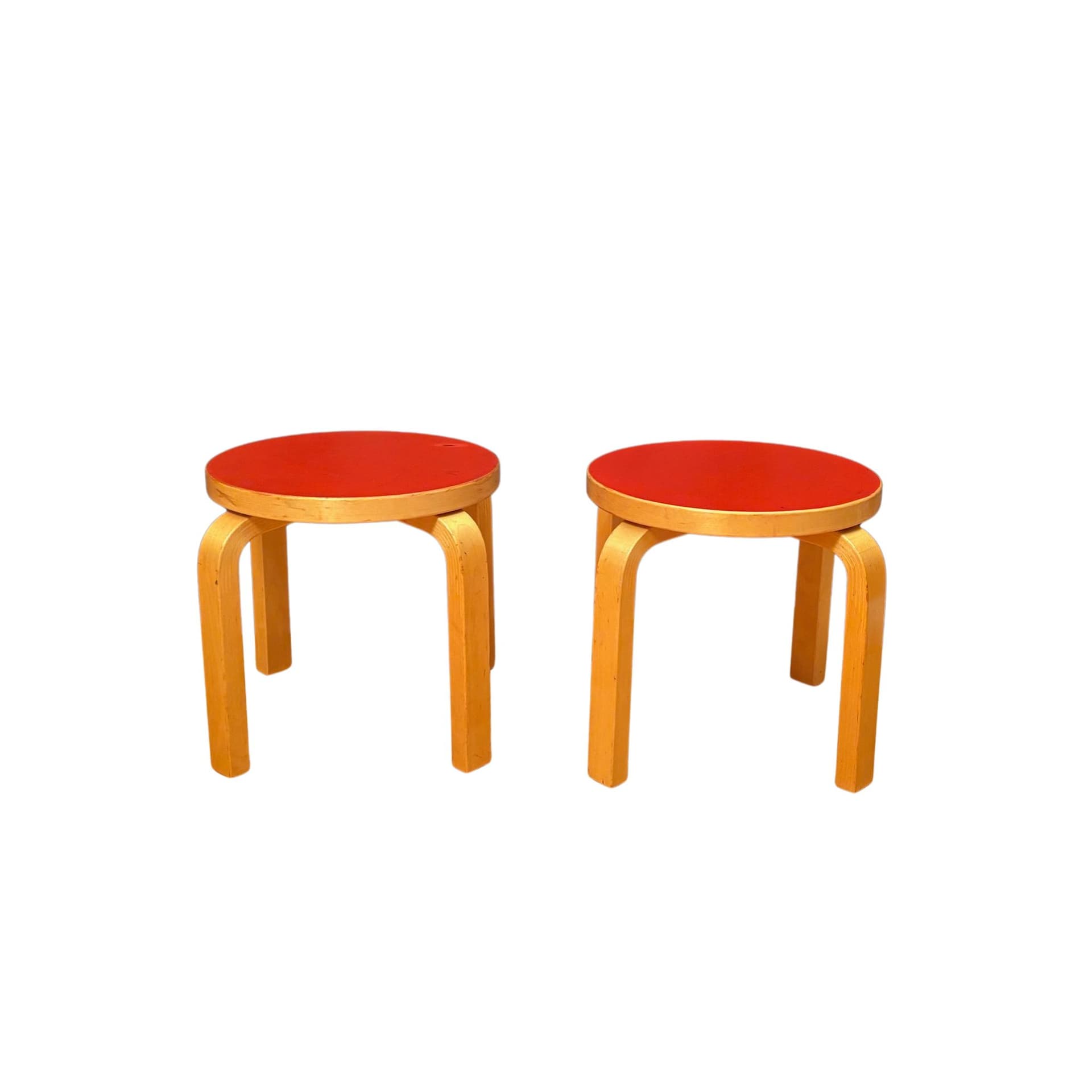 Para stołków NE60, brzoza naturalna, linoleum czerwone, proj. A. Aalto, Artek, Finlandia, lata 80.