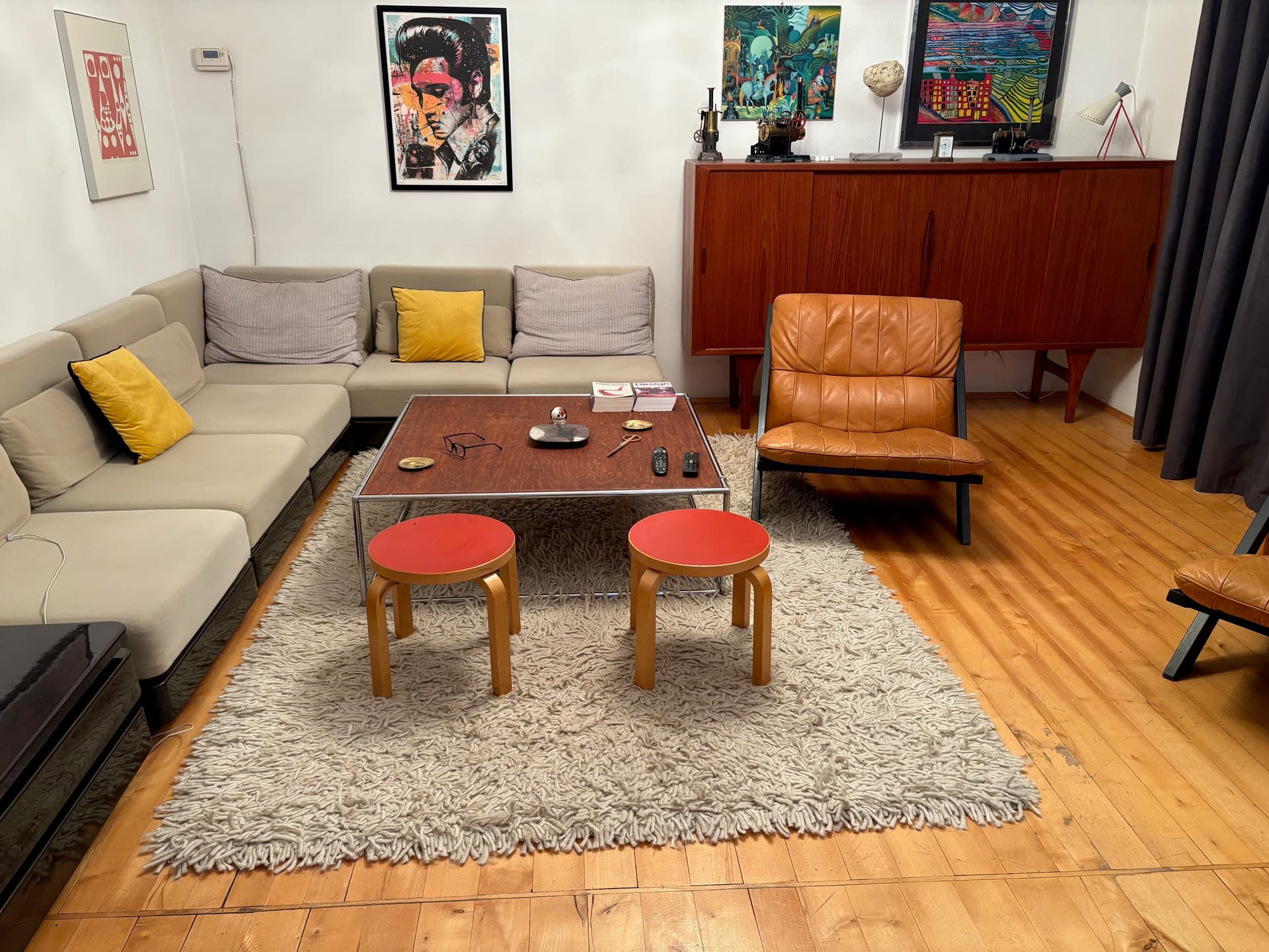 Para stołków NE60, brzoza naturalna, linoleum czerwone, proj. A. Aalto, Artek, Finlandia, lata 80. - 83693