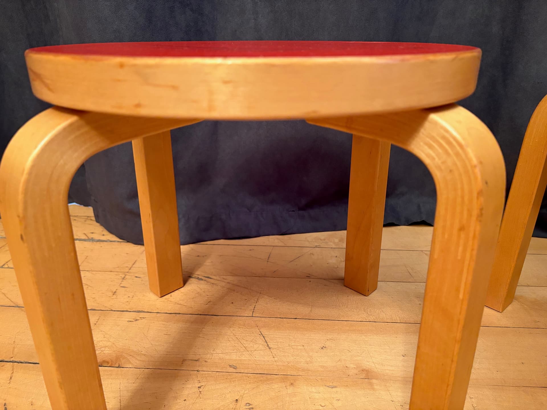 Para stołków NE60, brzoza naturalna, linoleum czerwone, proj. A. Aalto, Artek, Finlandia, lata 80. - 83685