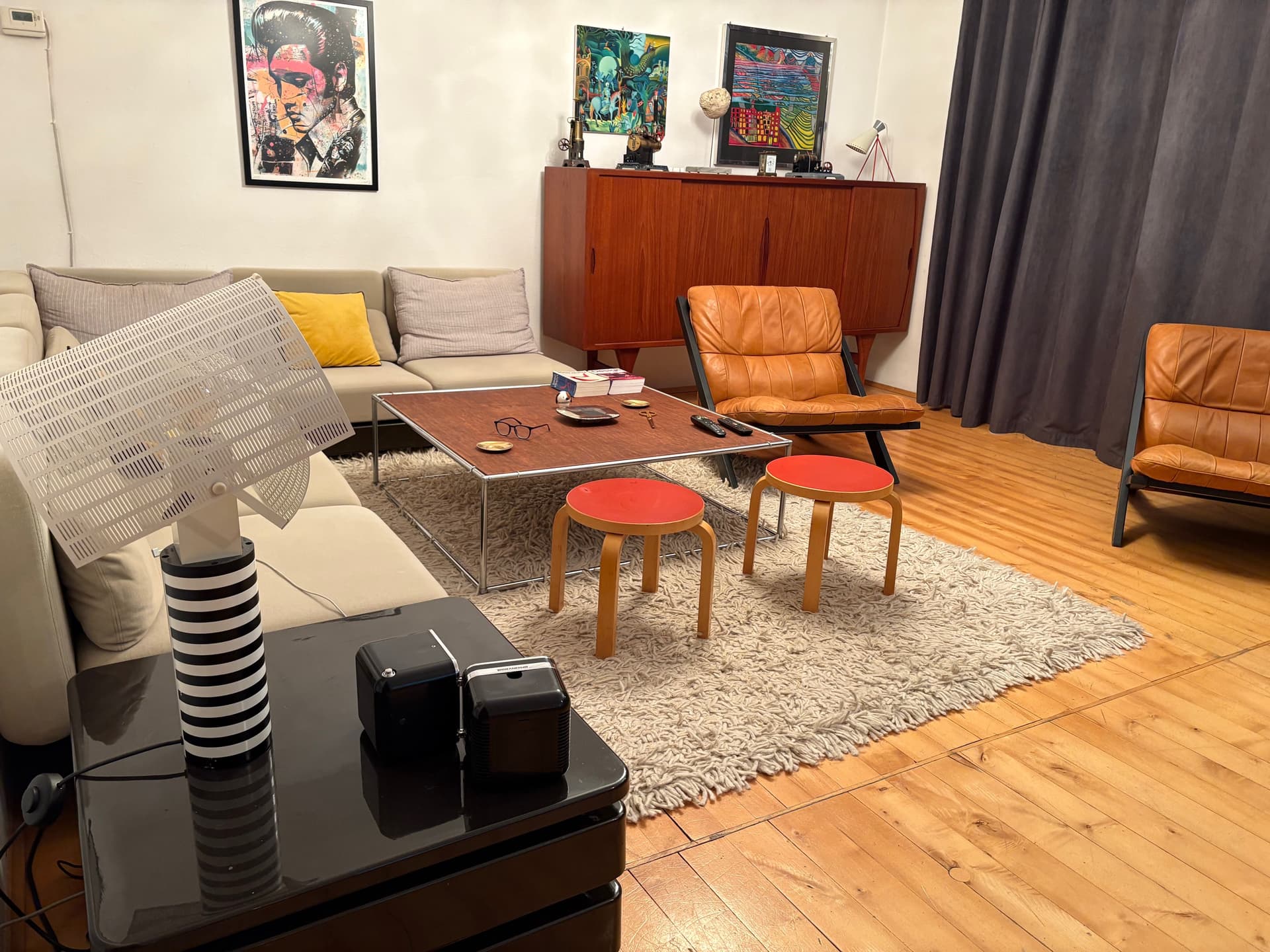 Para stołków NE60, brzoza naturalna, linoleum czerwone, proj. A. Aalto, Artek, Finlandia, lata 80. - 83692