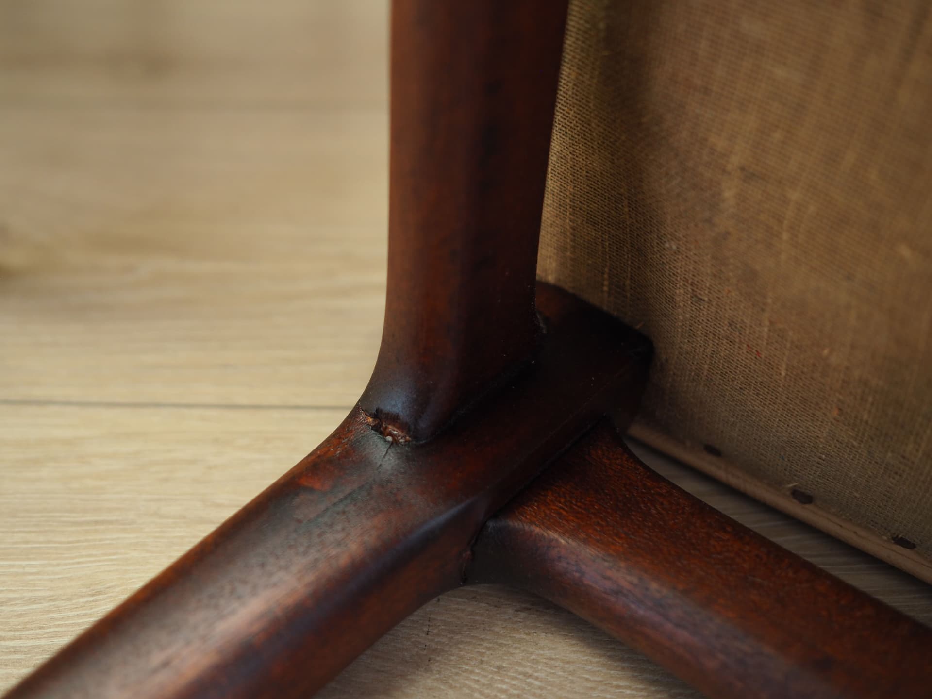 Zestaw sześciu krzeseł, beżowa ekoskóra, mahoń, Włochy, lata 60. - 90280