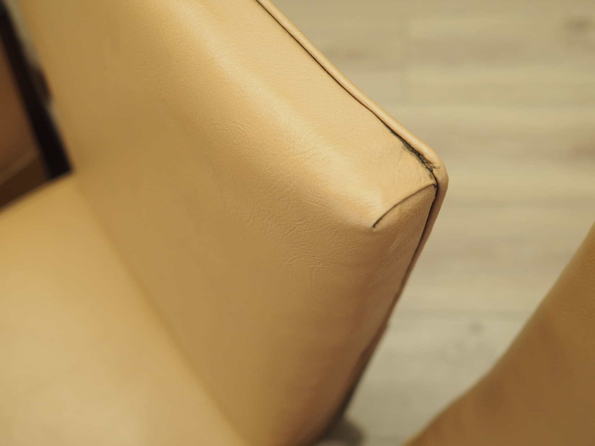 Zestaw sześciu krzeseł, beżowa ekoskóra, mahoń, Włochy, lata 60. - 90276