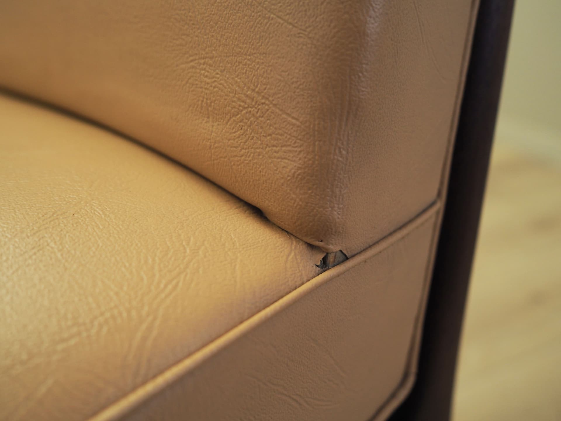 Zestaw sześciu krzeseł, beżowa ekoskóra, mahoń, Włochy, lata 60. - 90278