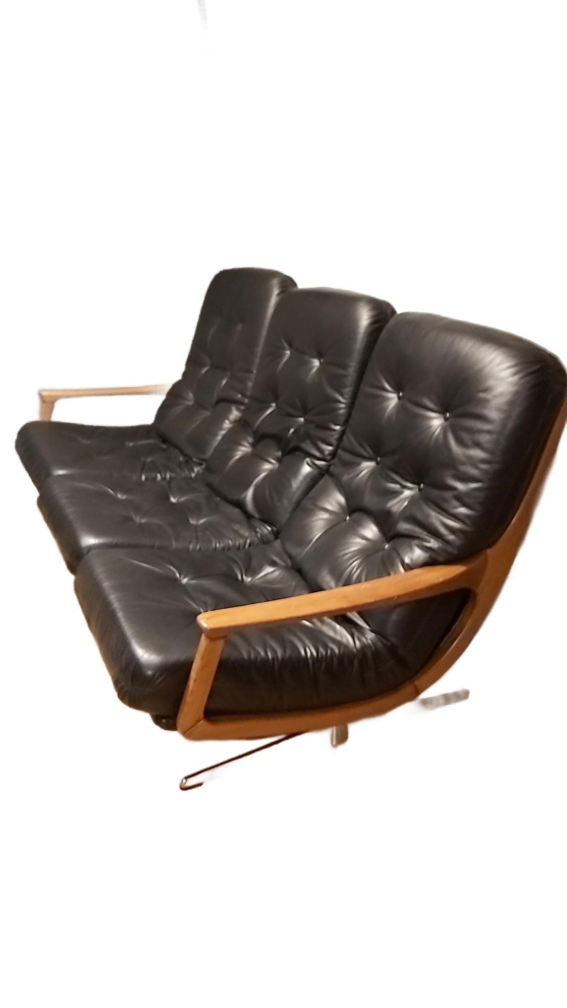 Sofa trzyosobowa, skóra czarna, drewno jasne, proj. E. Schmidt, Niemcy, lata 60.